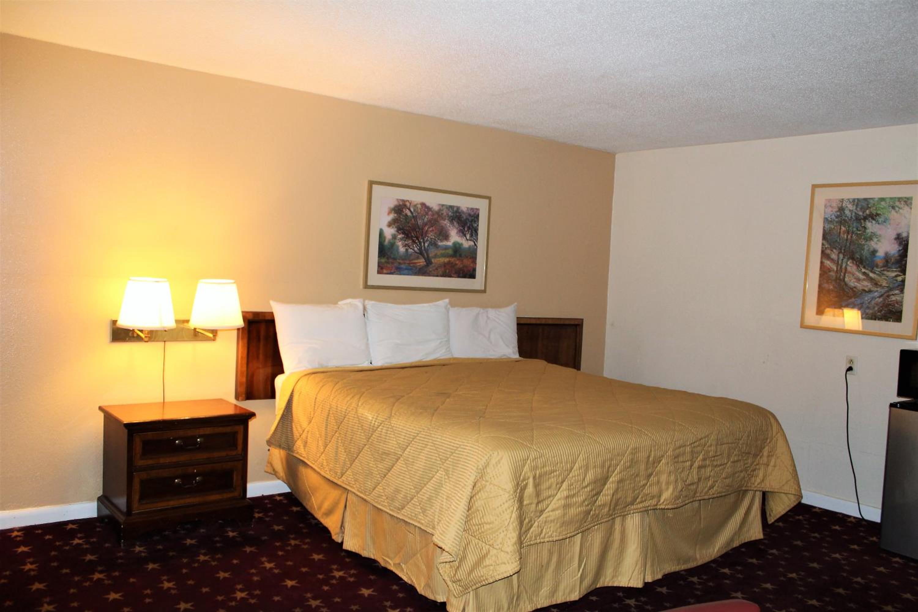 King Room - Non-Smoking - Photo 3