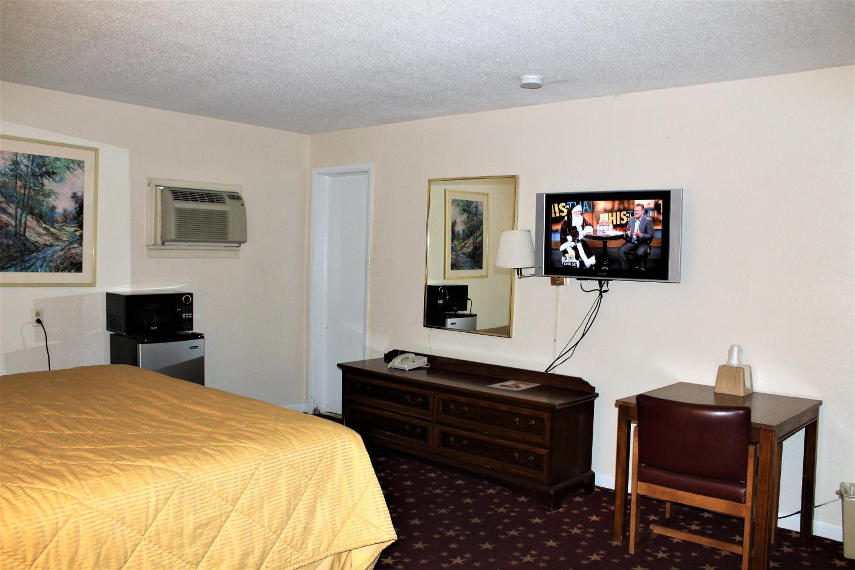 King Room - Non-Smoking - Photo 4