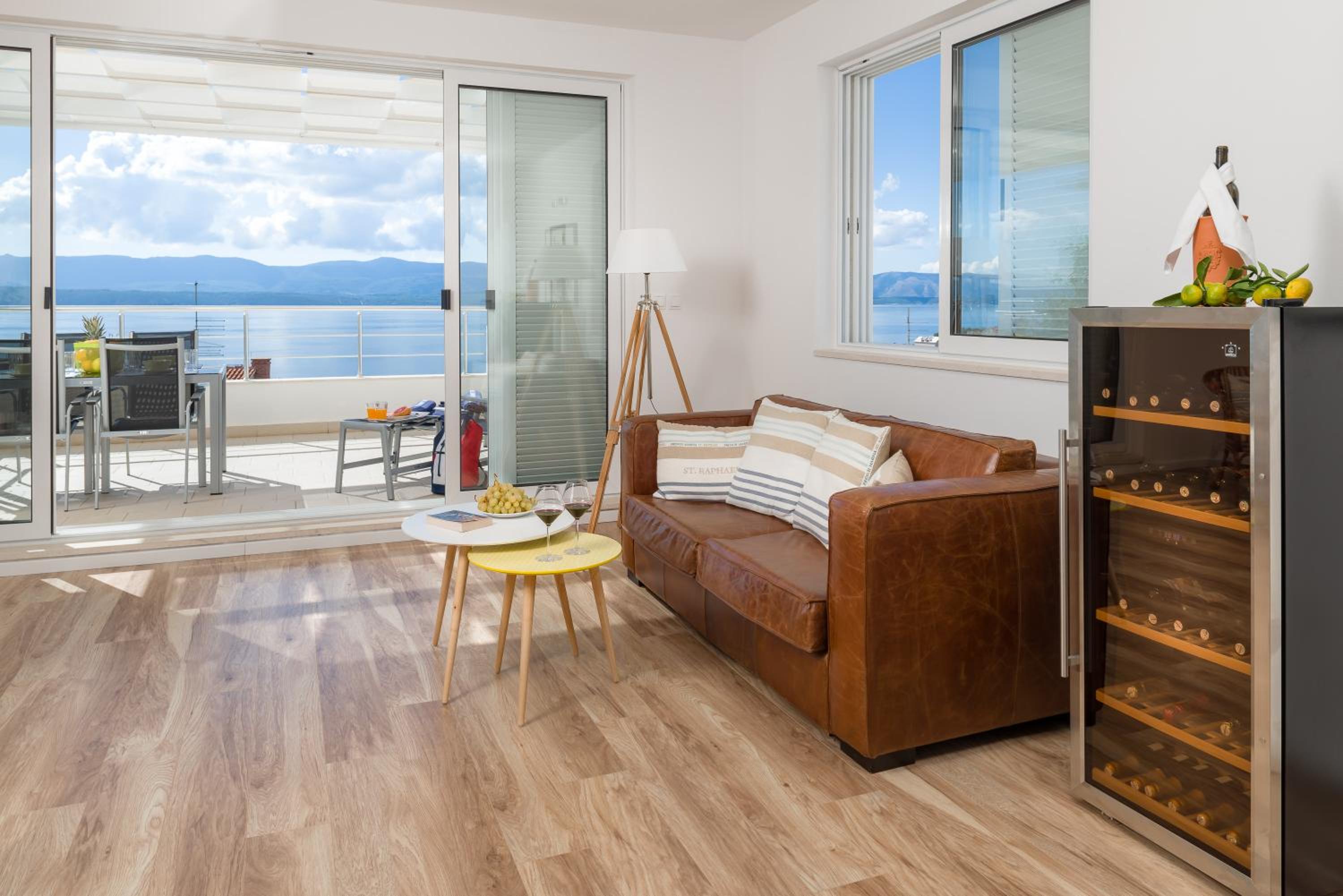 Two-Bedroom Apartment with Terrace and Sea View photo 2