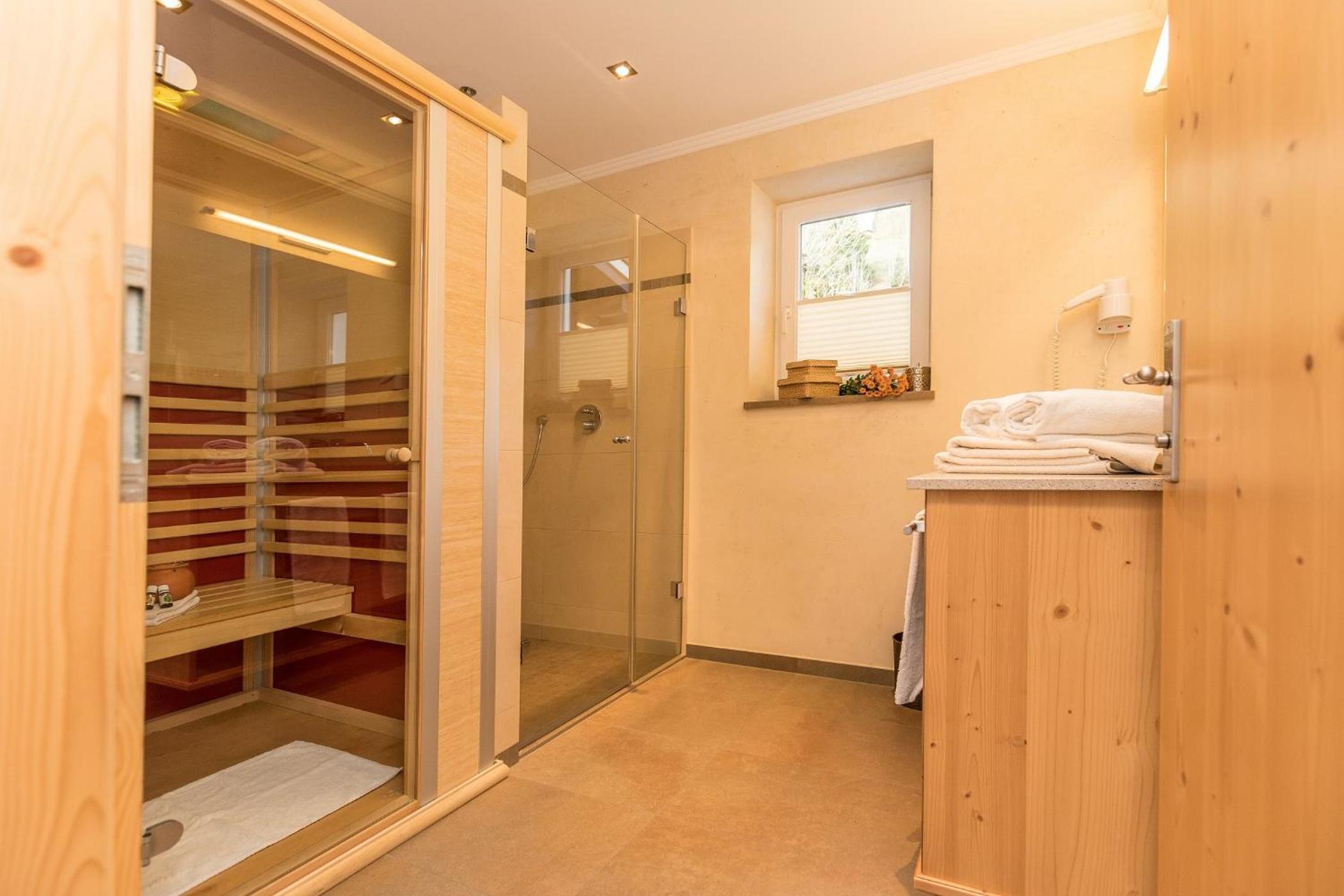 Comfort Two-Bedroom Apartment with Mountain View - Photo 12