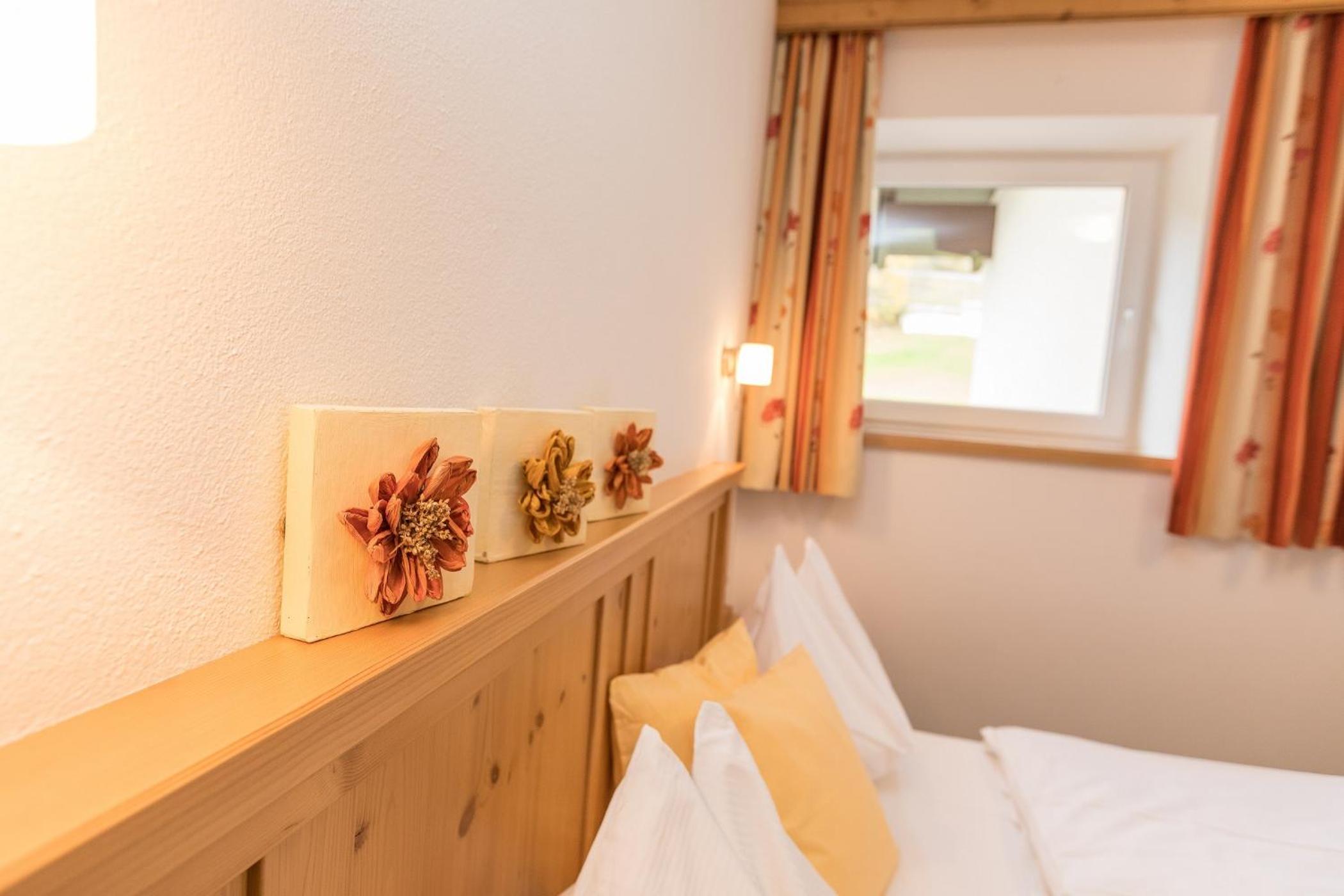 Comfort Two-Bedroom Apartment with Mountain View - Photo 8