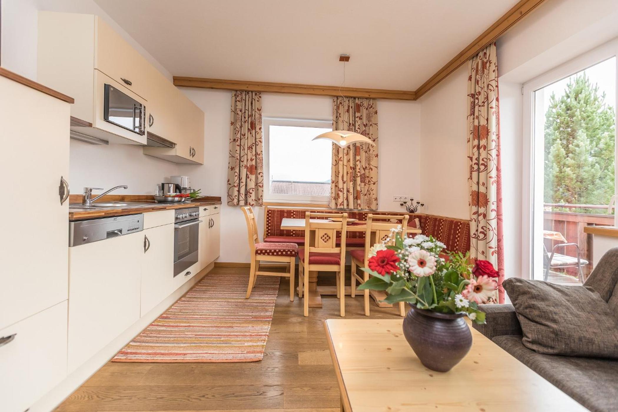 Comfort Two-Bedroom Apartment with Mountain View - Photo 4