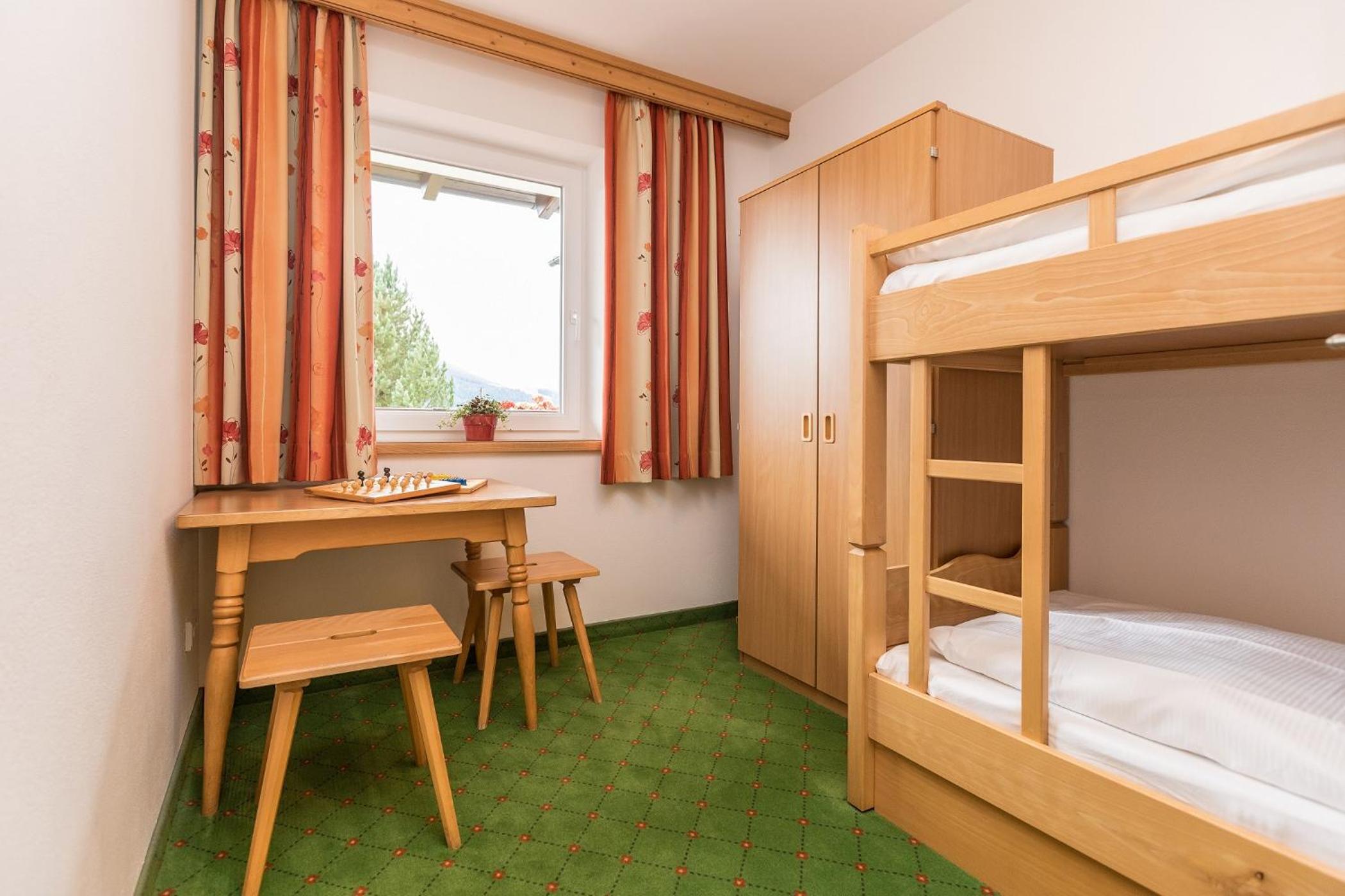 Comfort Two-Bedroom Apartment with Mountain View - Photo 10