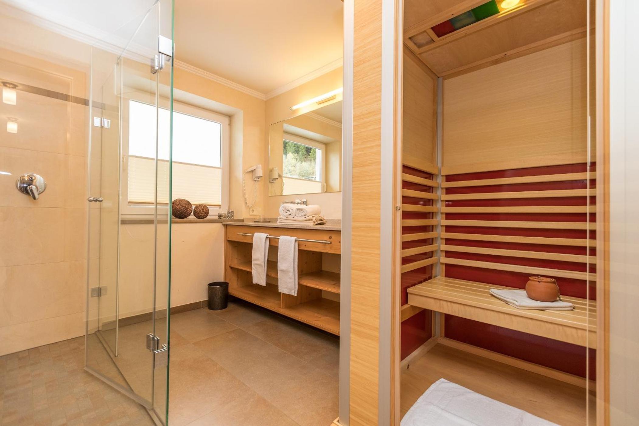 Comfort Two-Bedroom Apartment with Mountain View - Photo 11