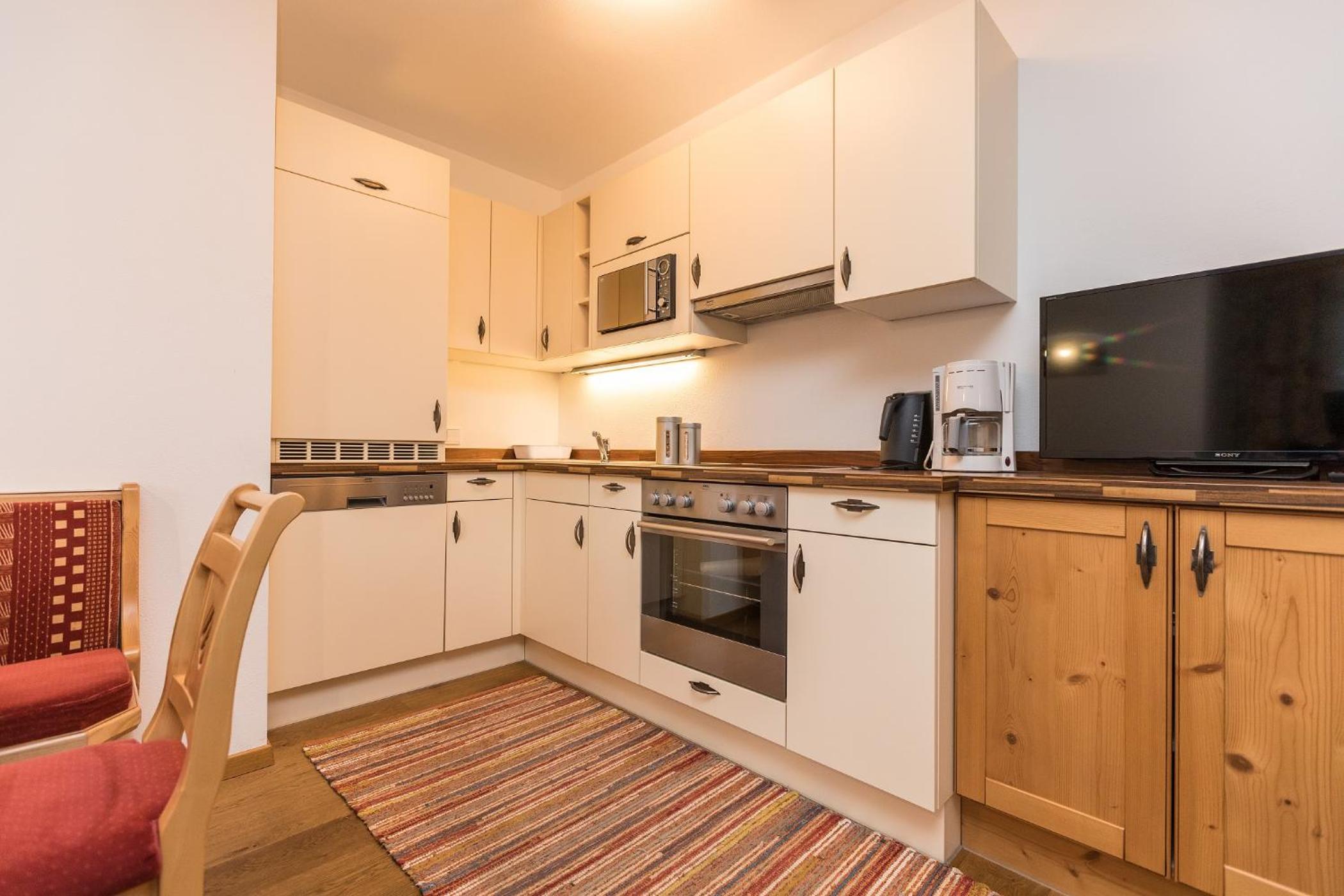 Comfort Two-Bedroom Apartment with Mountain View - Photo 3