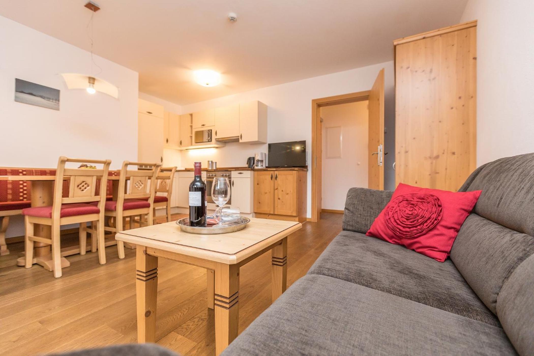 Comfort Two-Bedroom Apartment with Mountain View - Photo 5