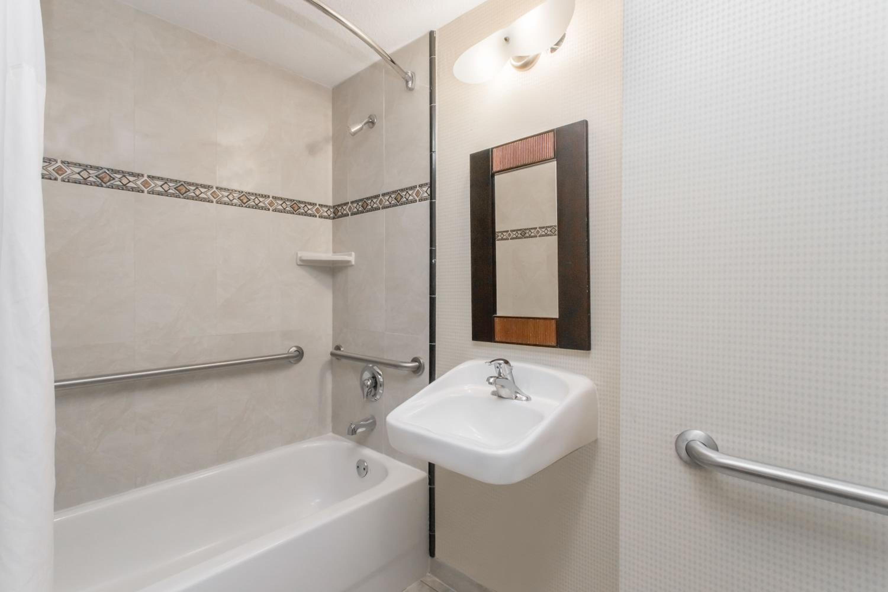  King Room - Disability Access/Non-Smoking - Photo 3