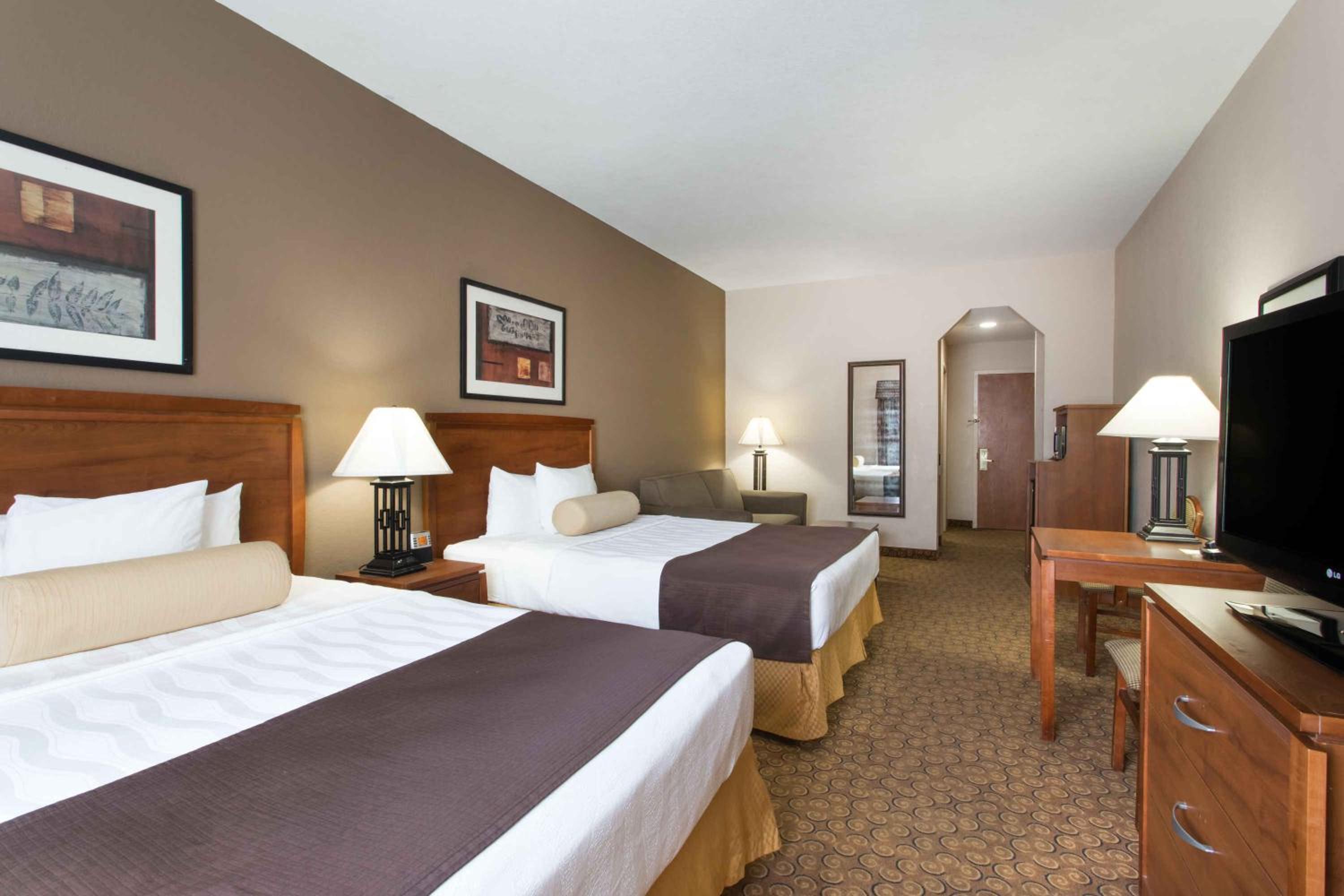 Queen Room with Two Queen Beds - Non-Smoking - Photo 1