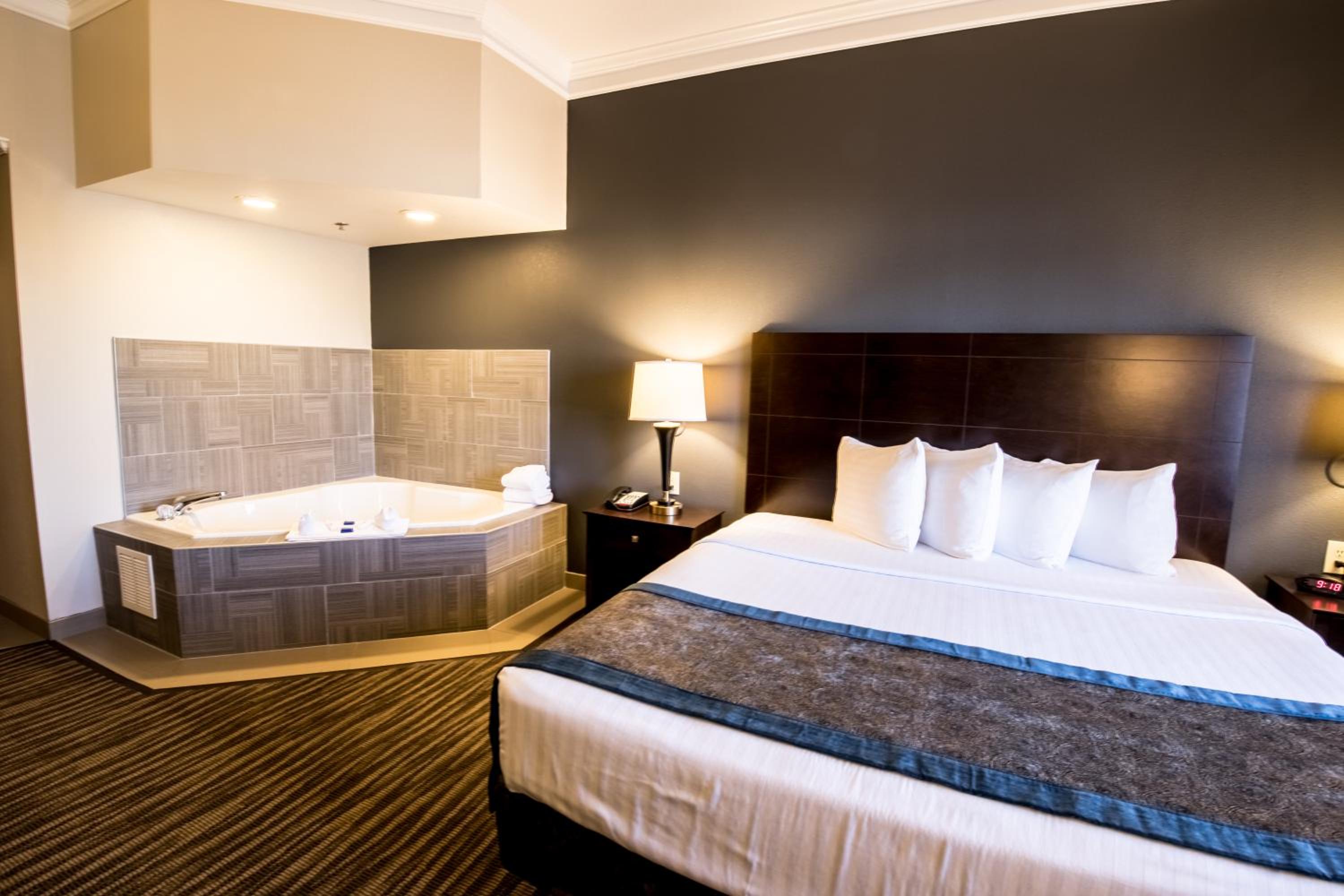 King Suite with Spa Bath - Photo 1