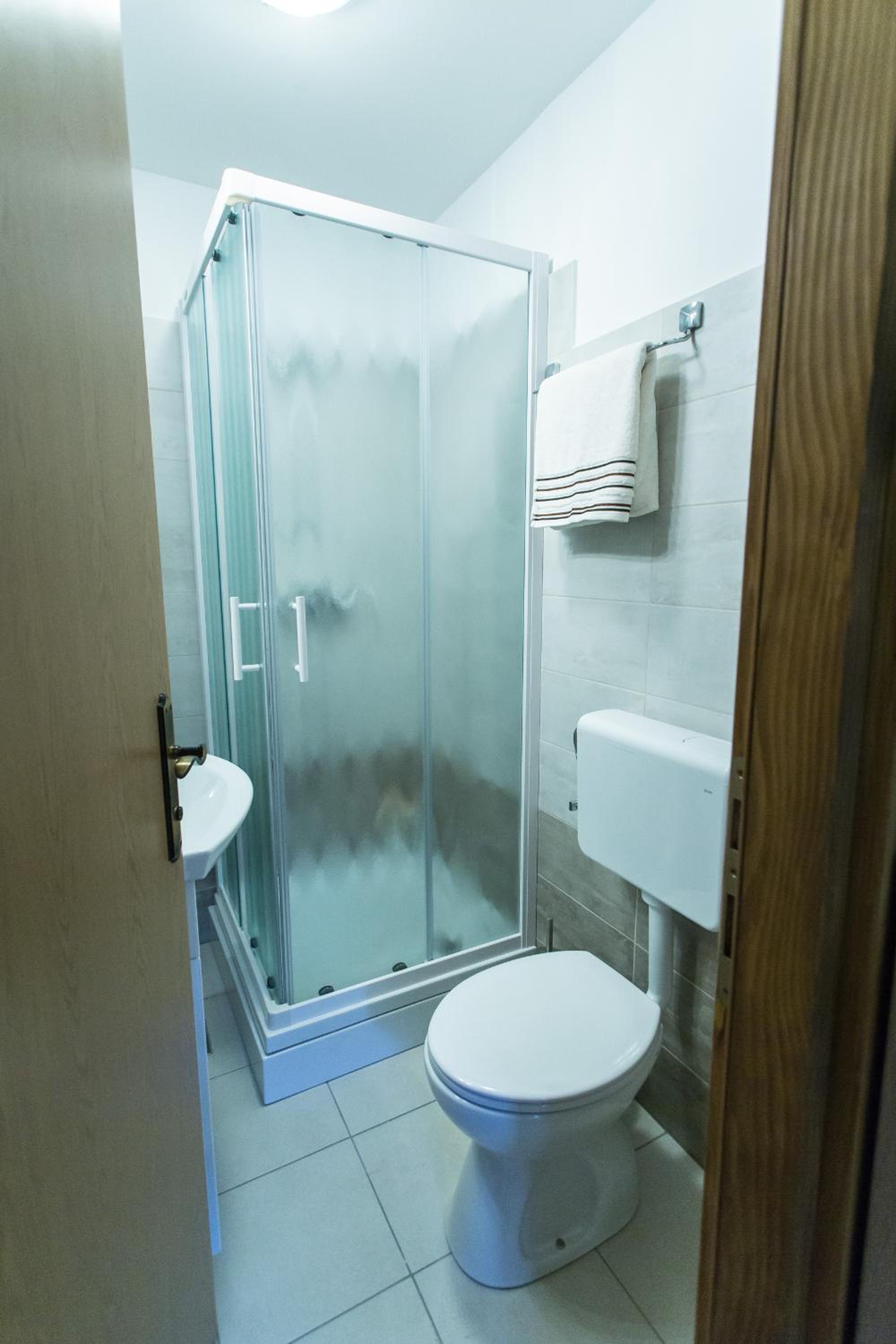 Double Room - Photo 12