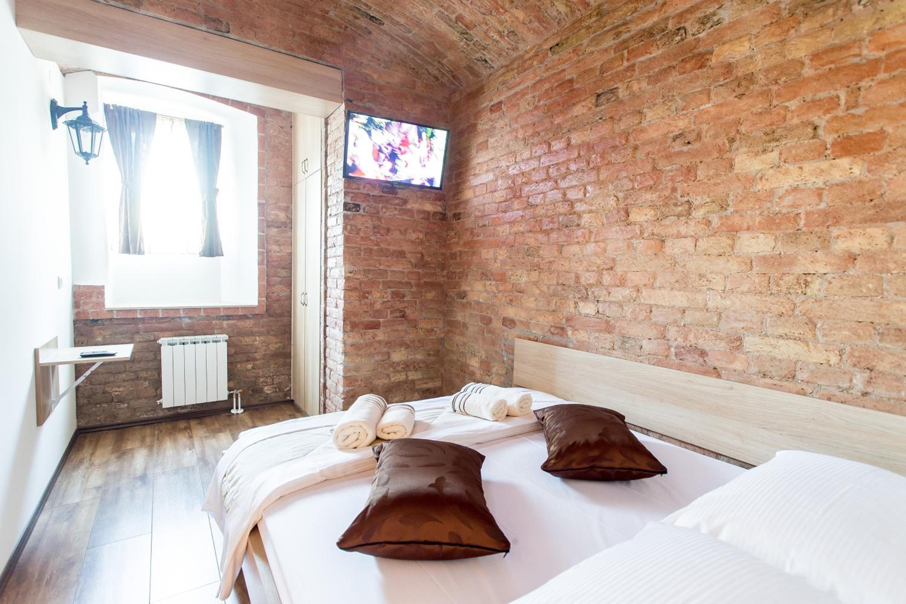 Double Room - Photo 7