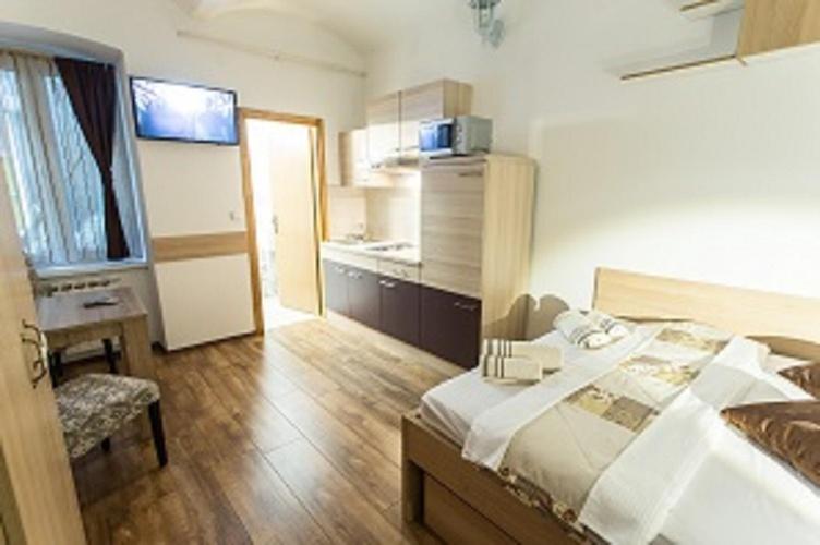 Double Room - Photo 10