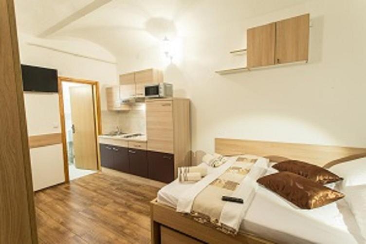Double Room - Photo 11
