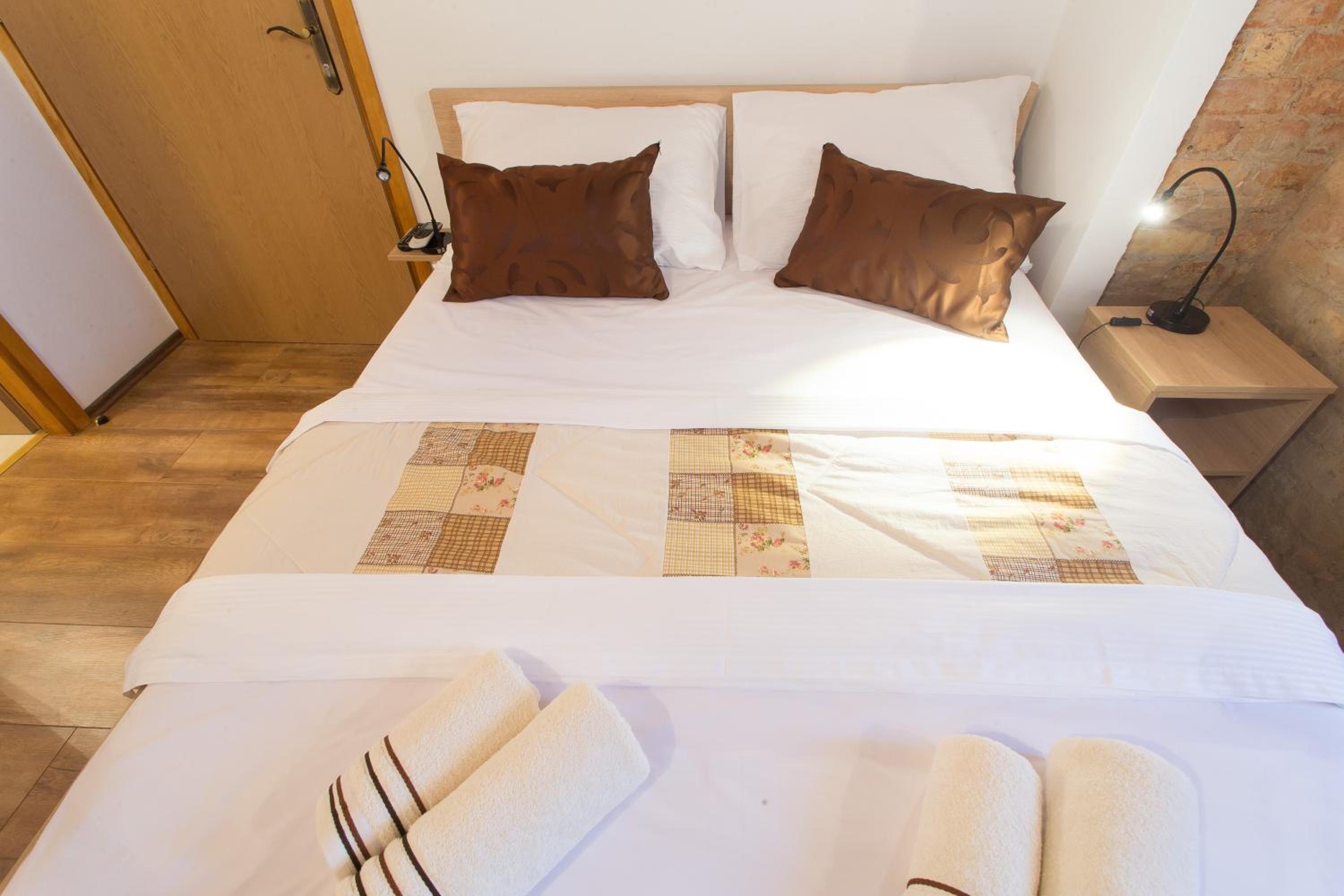Large Double Room - Photo 3