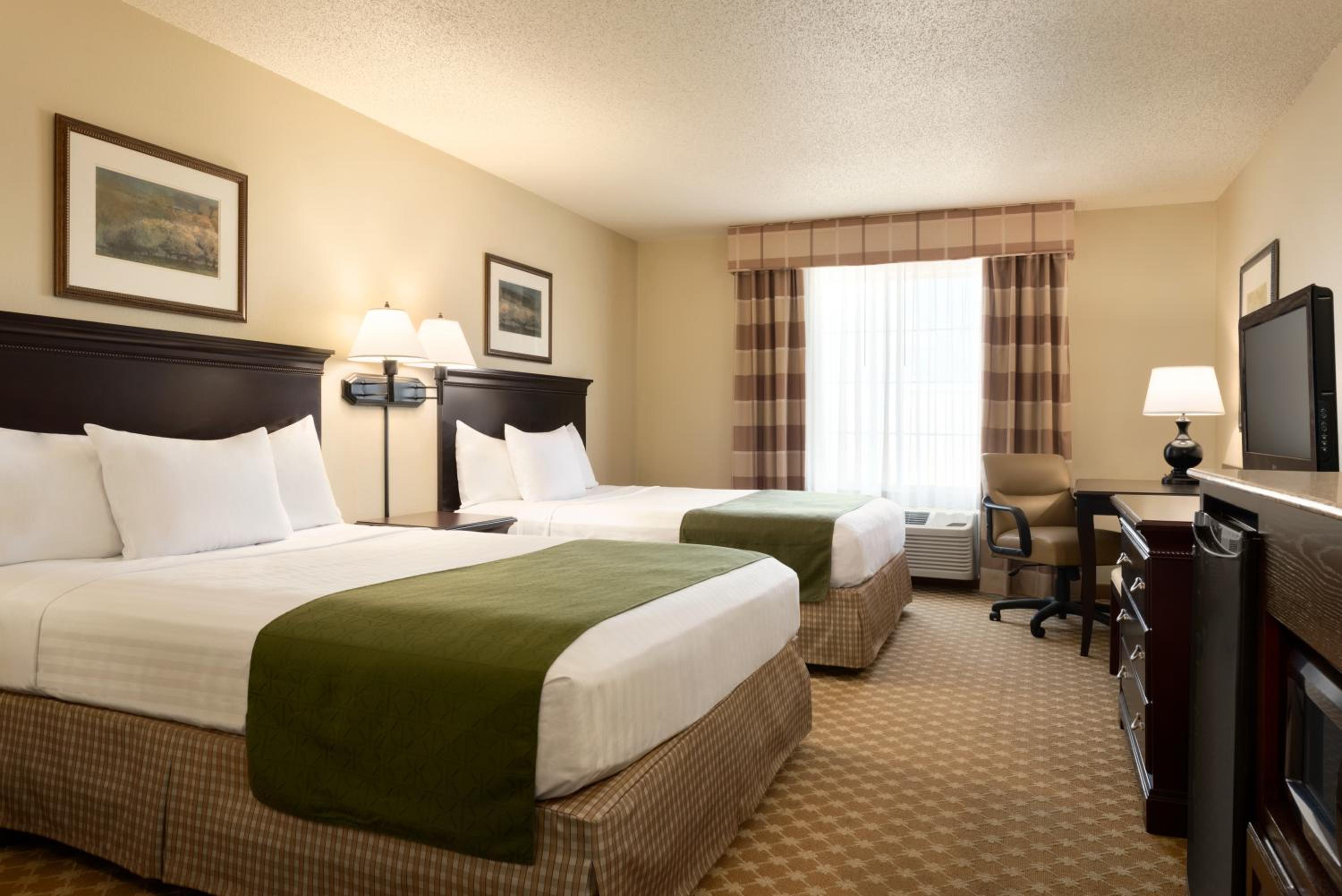 Queen Room With Two Queen Beds - Non-Smoking photo 1