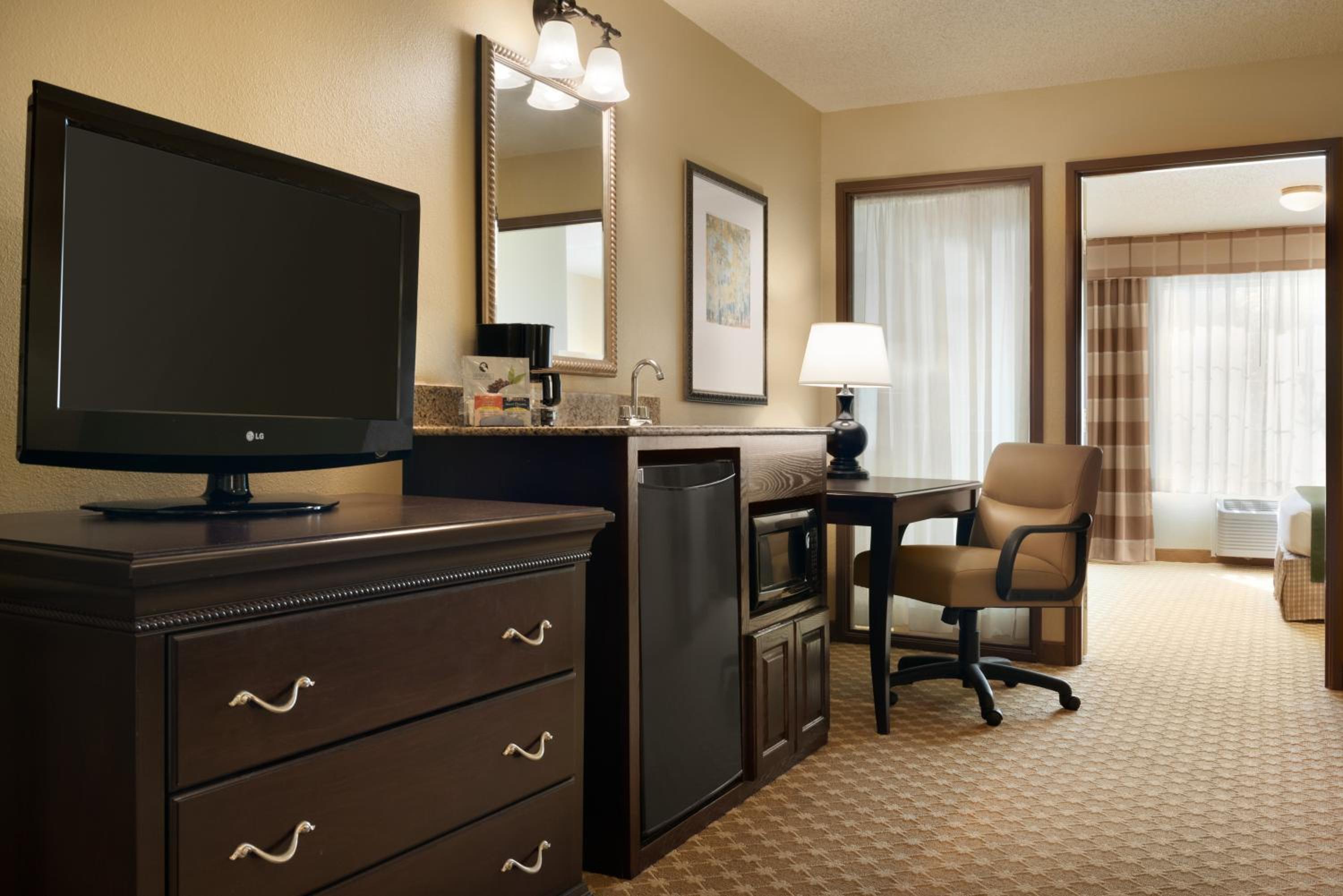 One-Bedroom King Suite With Sofa Bed photo 3