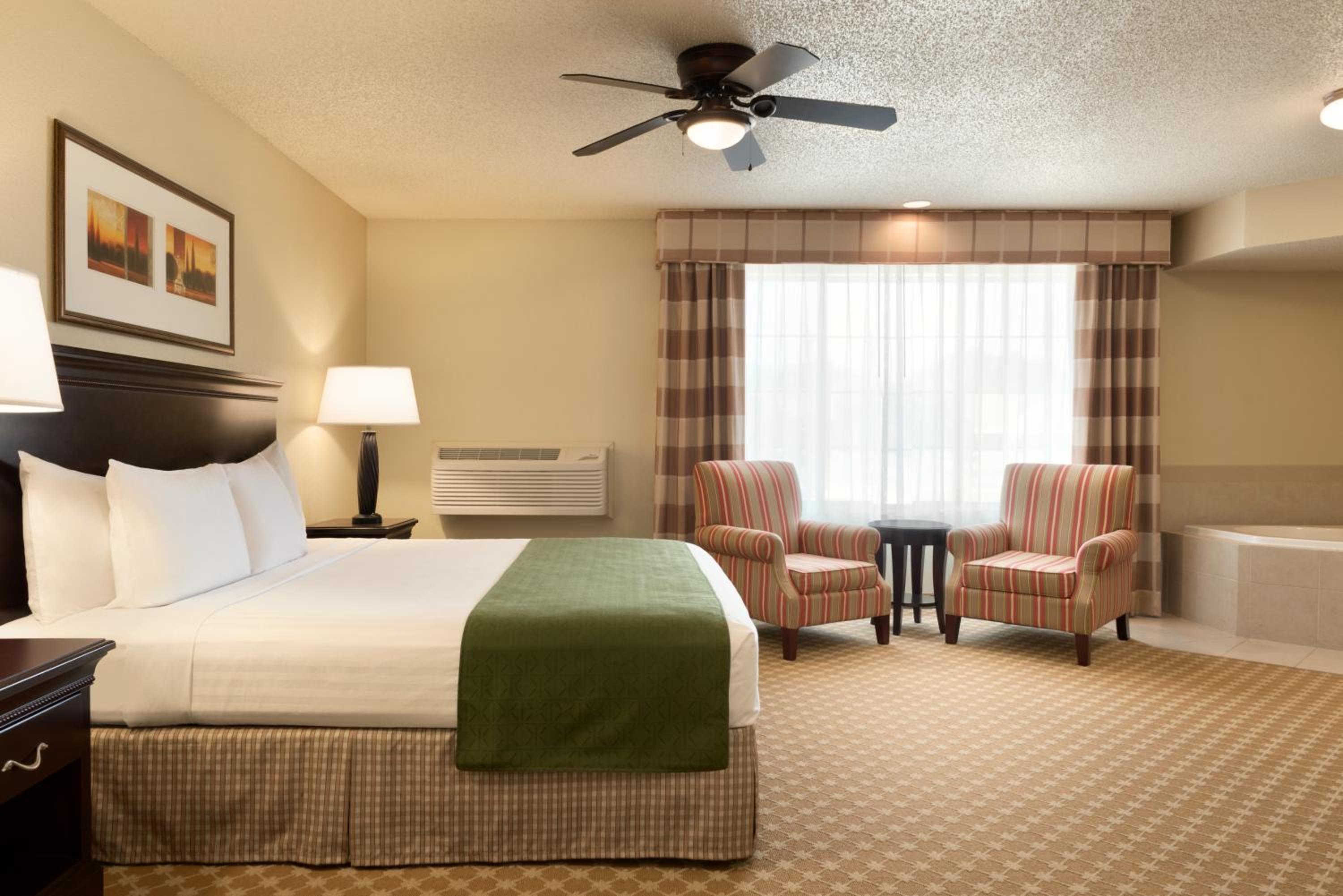 King Room With Whirlpool - Non-Smoking photo 1