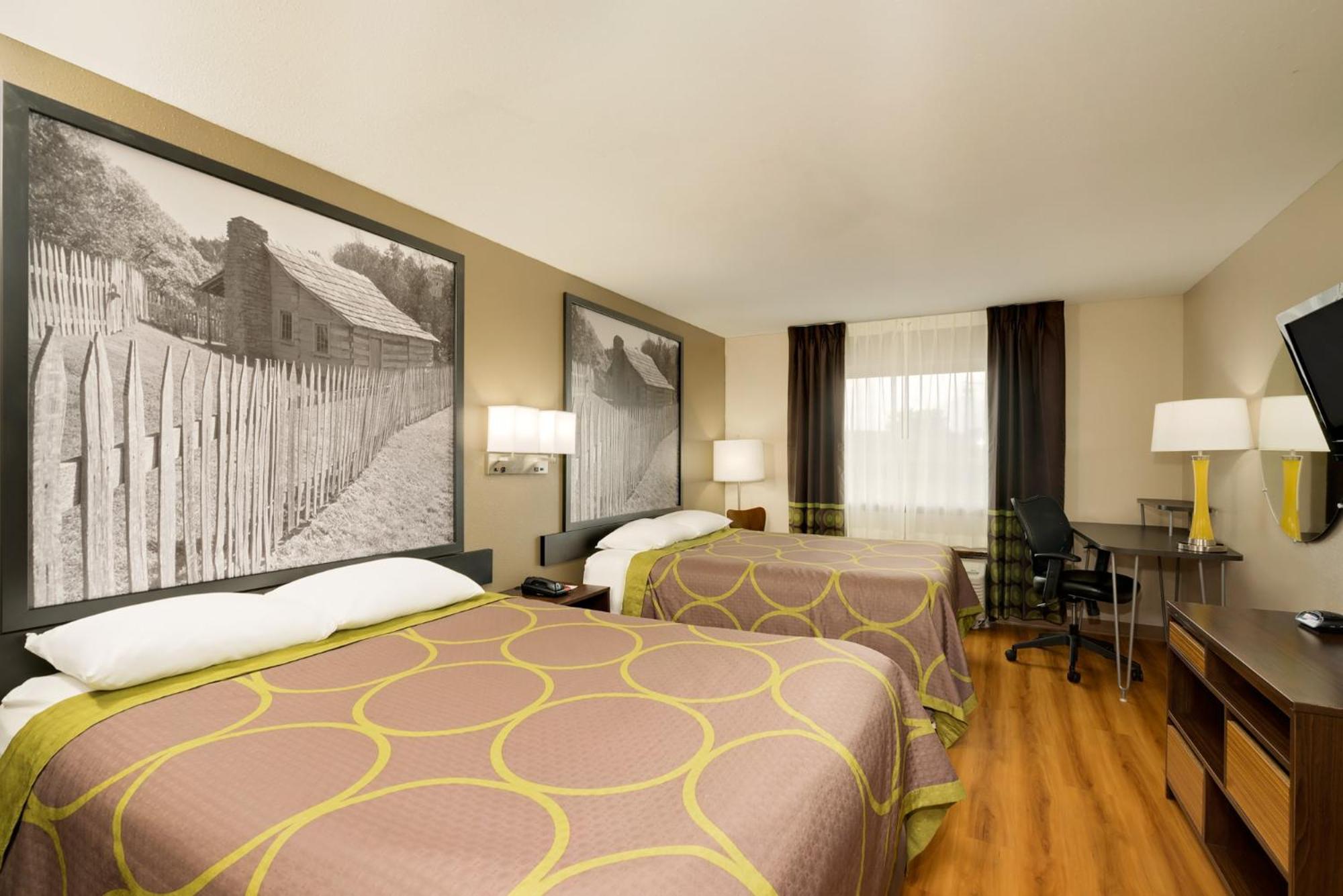 Queen Room with Two Queen Beds - Non-Smoking - Photo 3