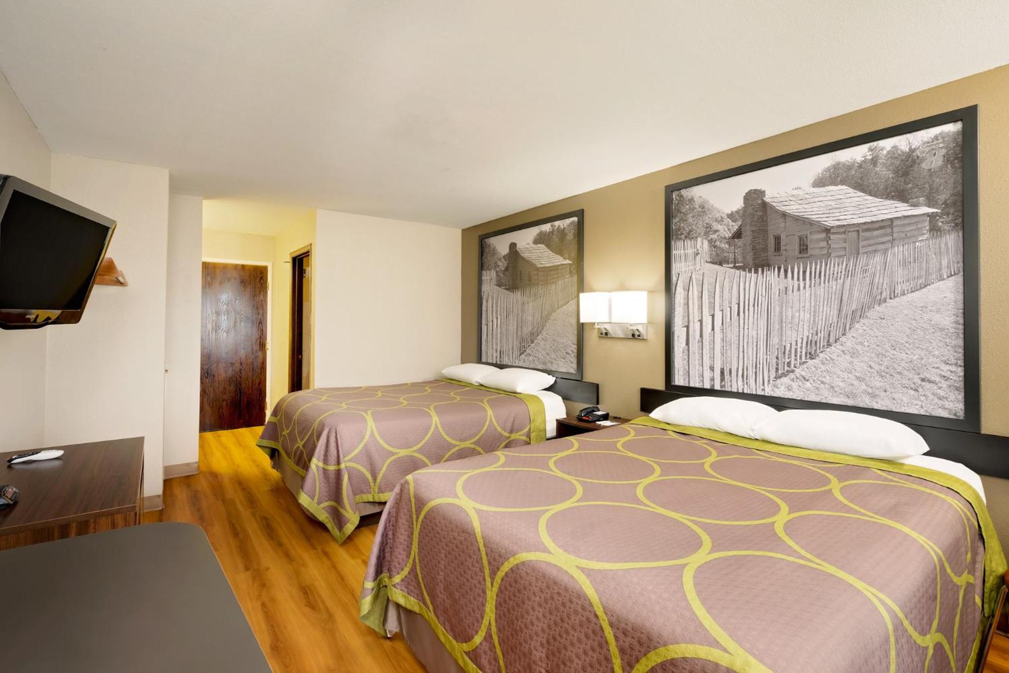 Queen Room with Two Queen Beds - Non-Smoking - Photo 1