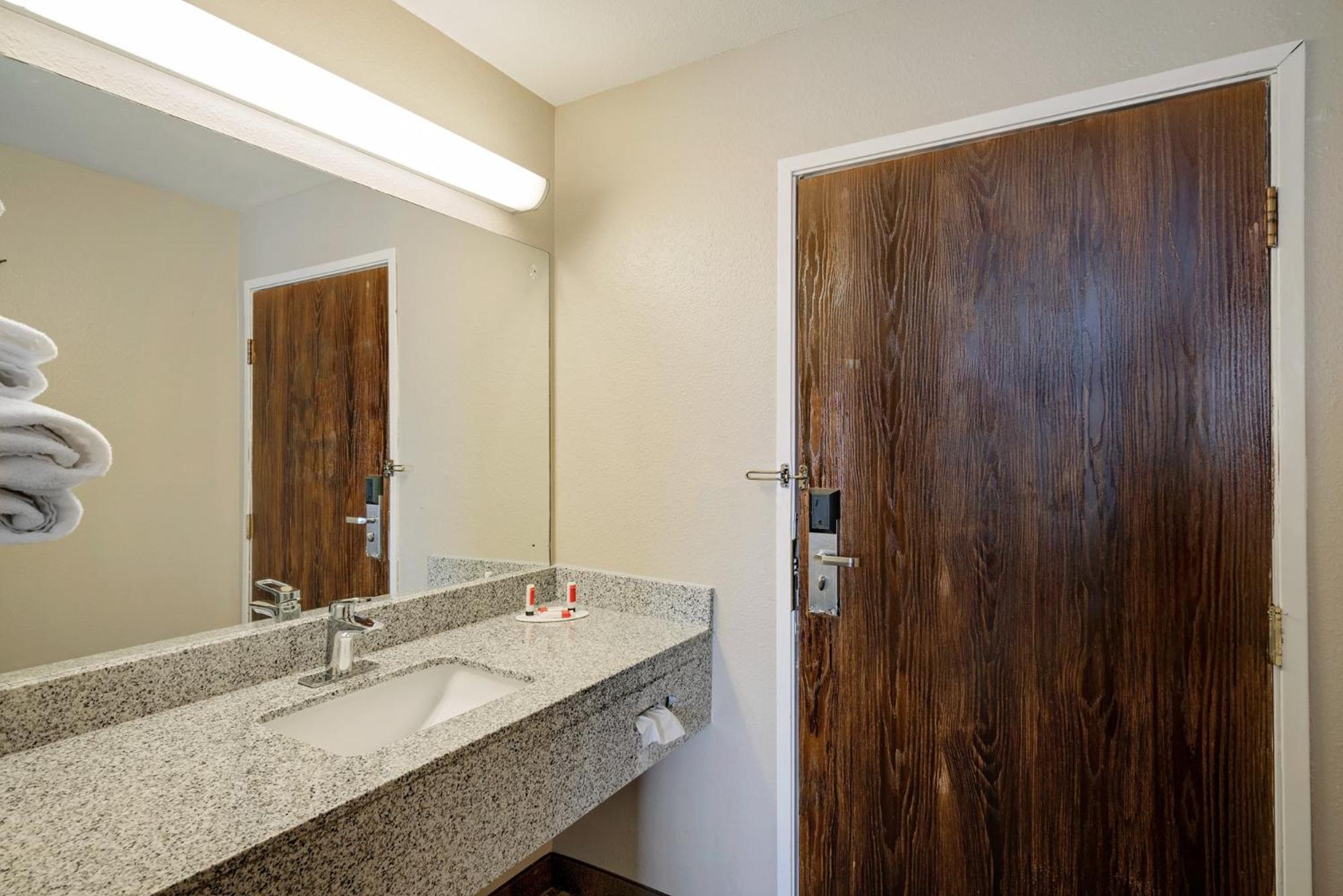 Queen Room - Non-Smoking - Photo 3