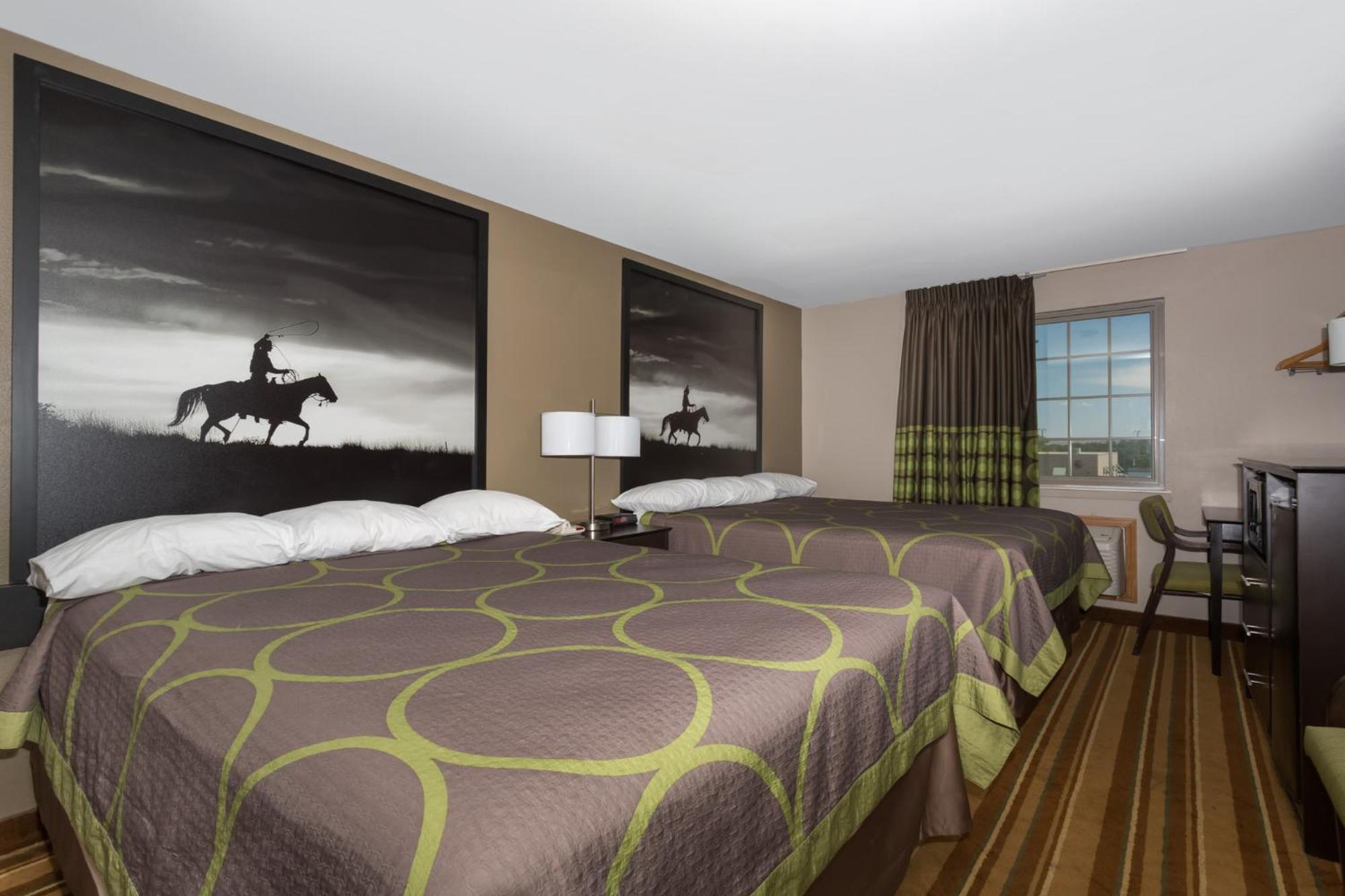 Queen Room with Two Queen Beds - Non-Smoking - Photo 3