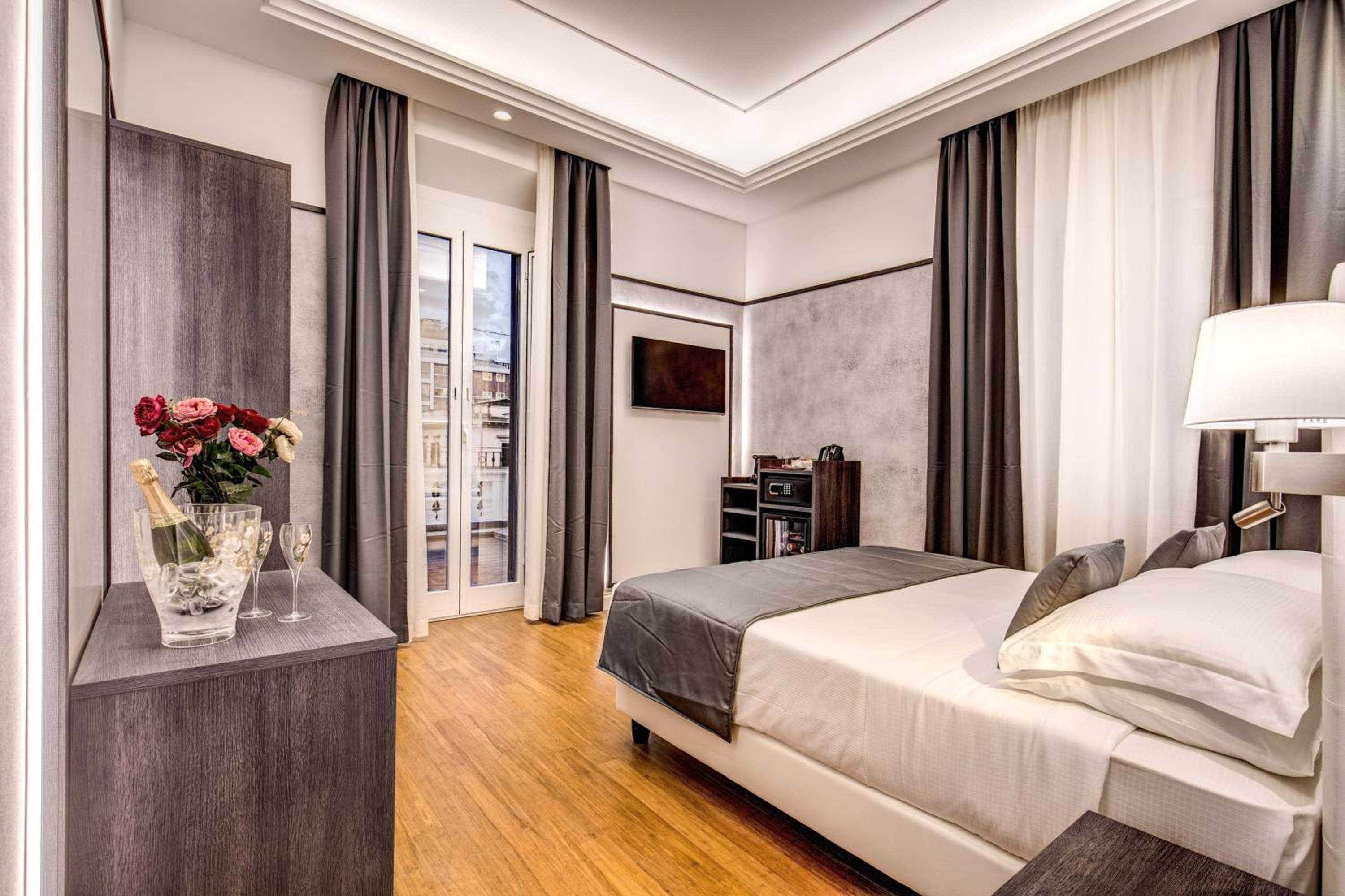 Deluxe Double or Twin Room thumbnail 6