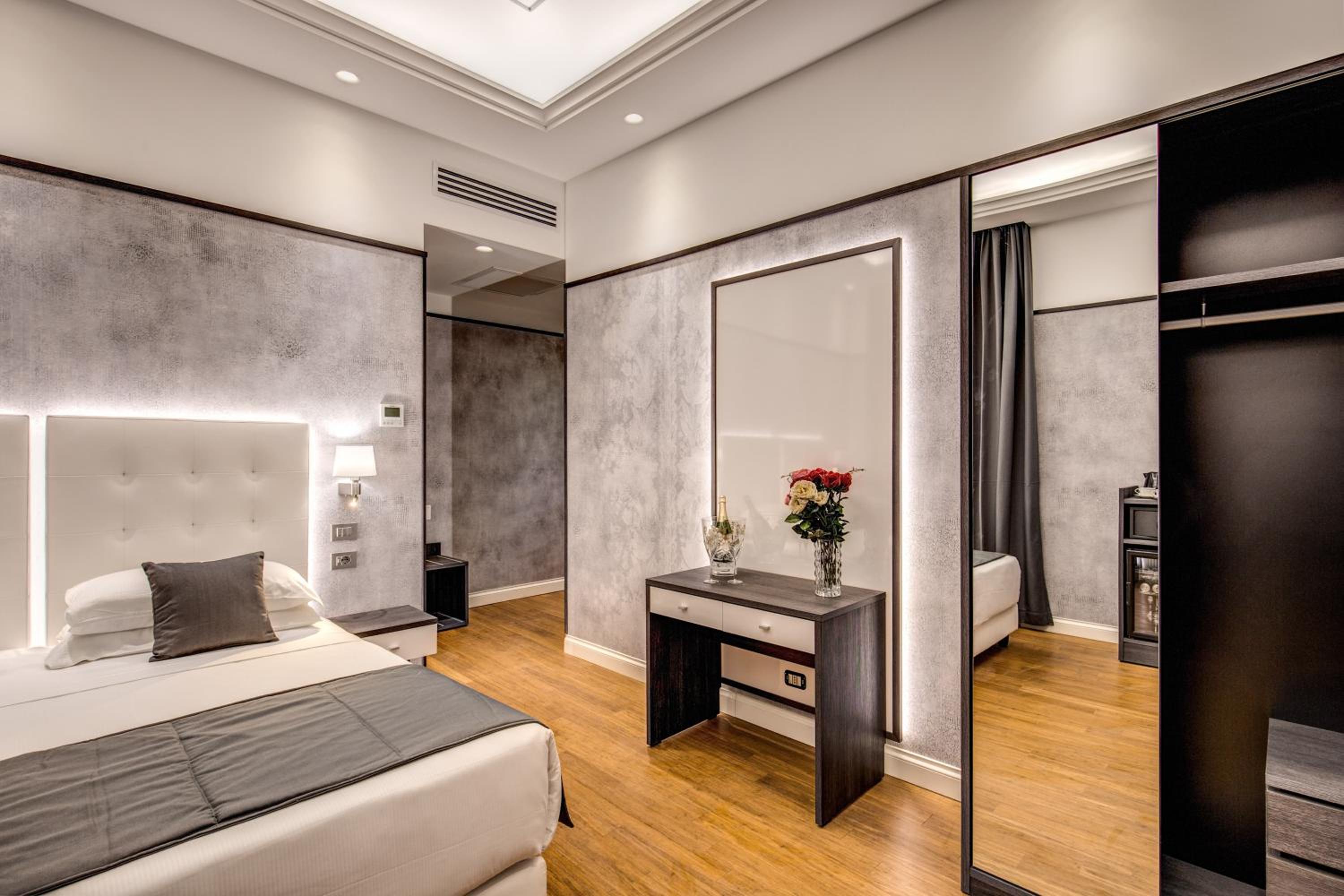 Deluxe Double or Twin Room thumbnail 5