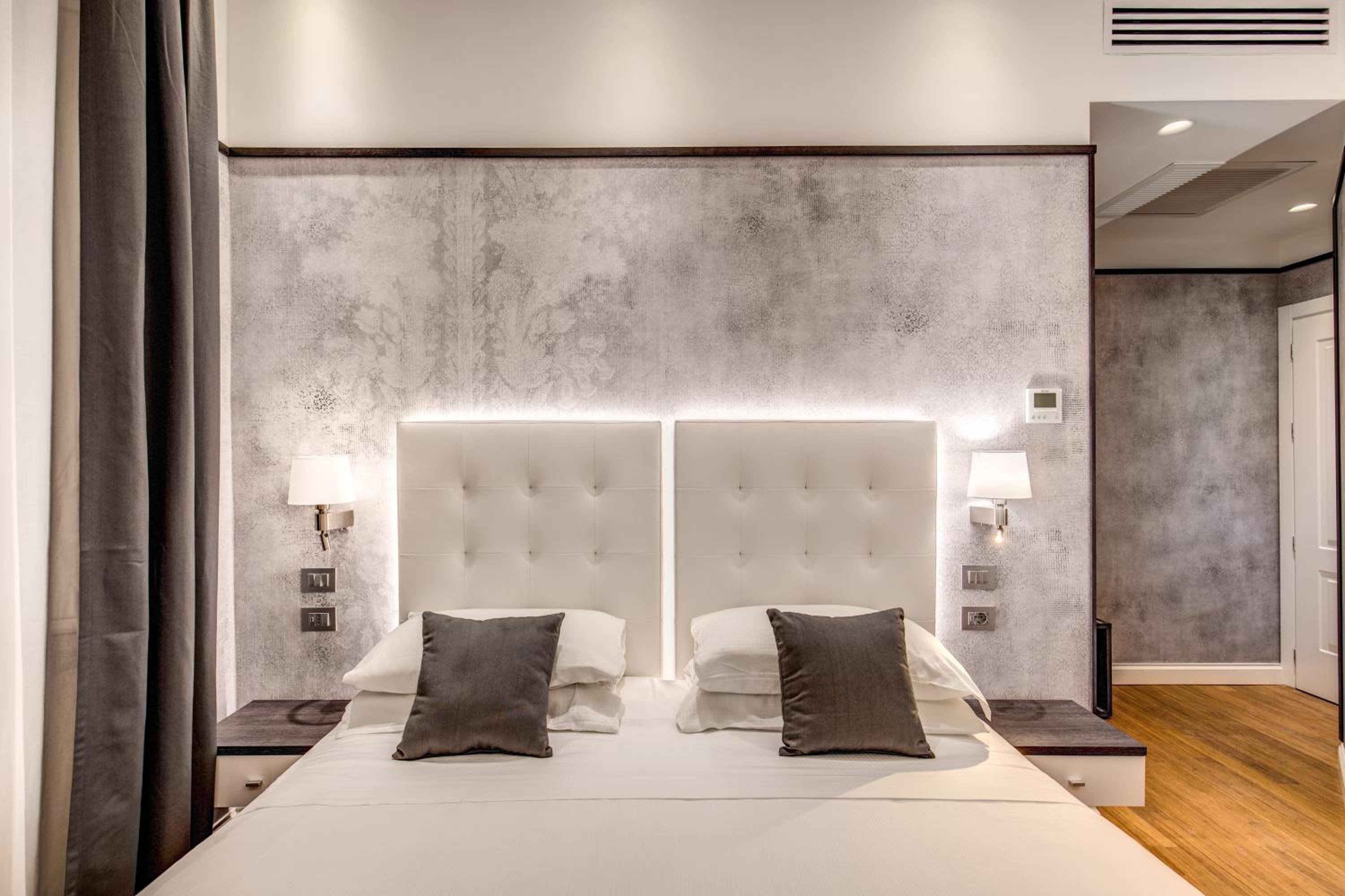 Deluxe Double or Twin Room thumbnail 6
