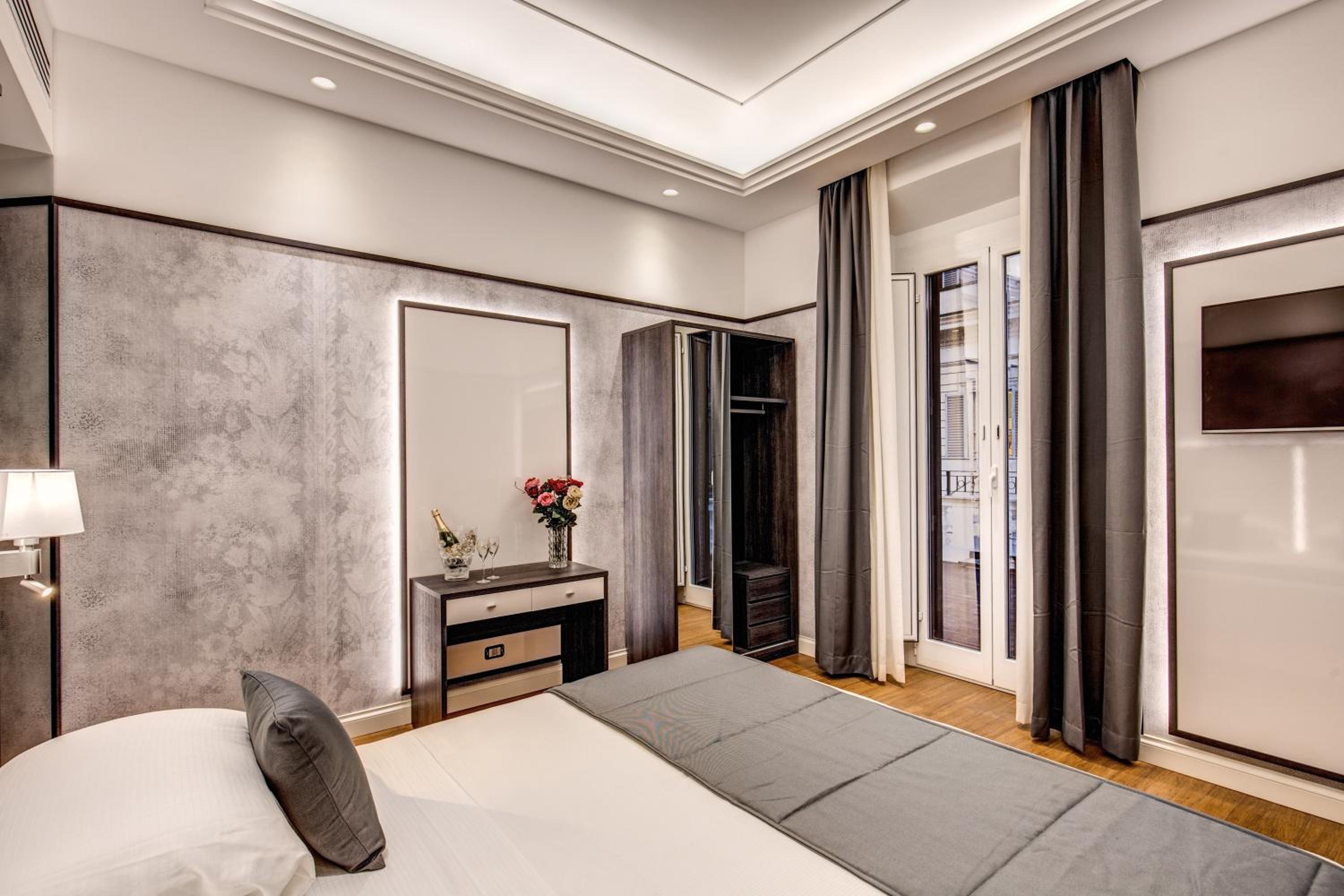 Deluxe Double or Twin Room thumbnail 5