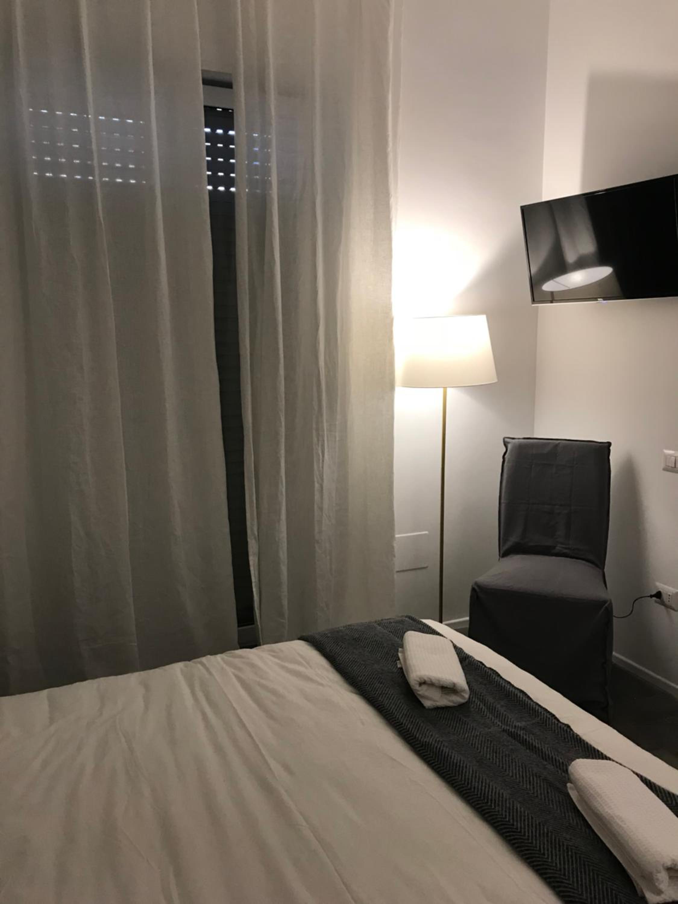 King Room with Balcony - Photo 11