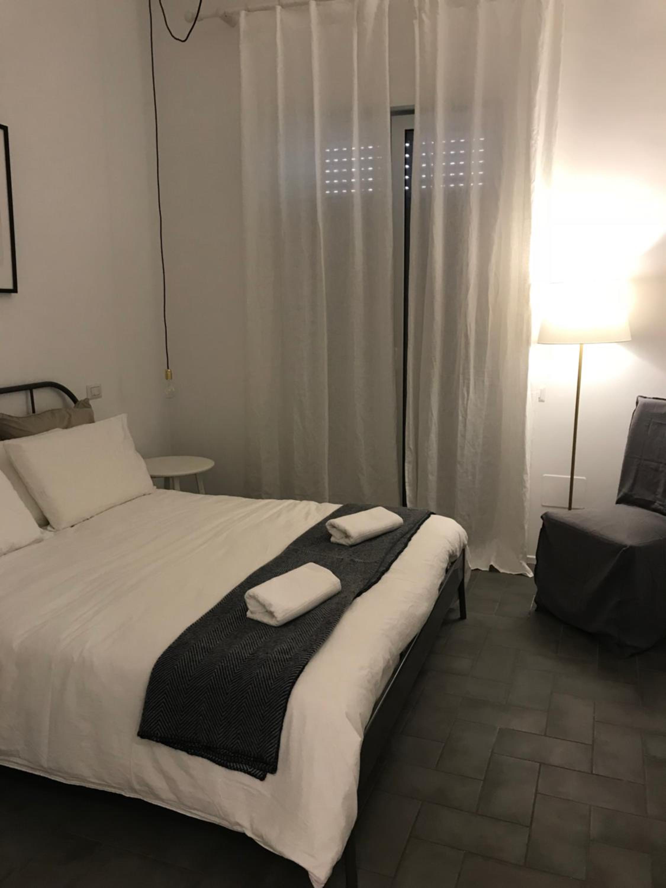King Room with Balcony - Photo 10