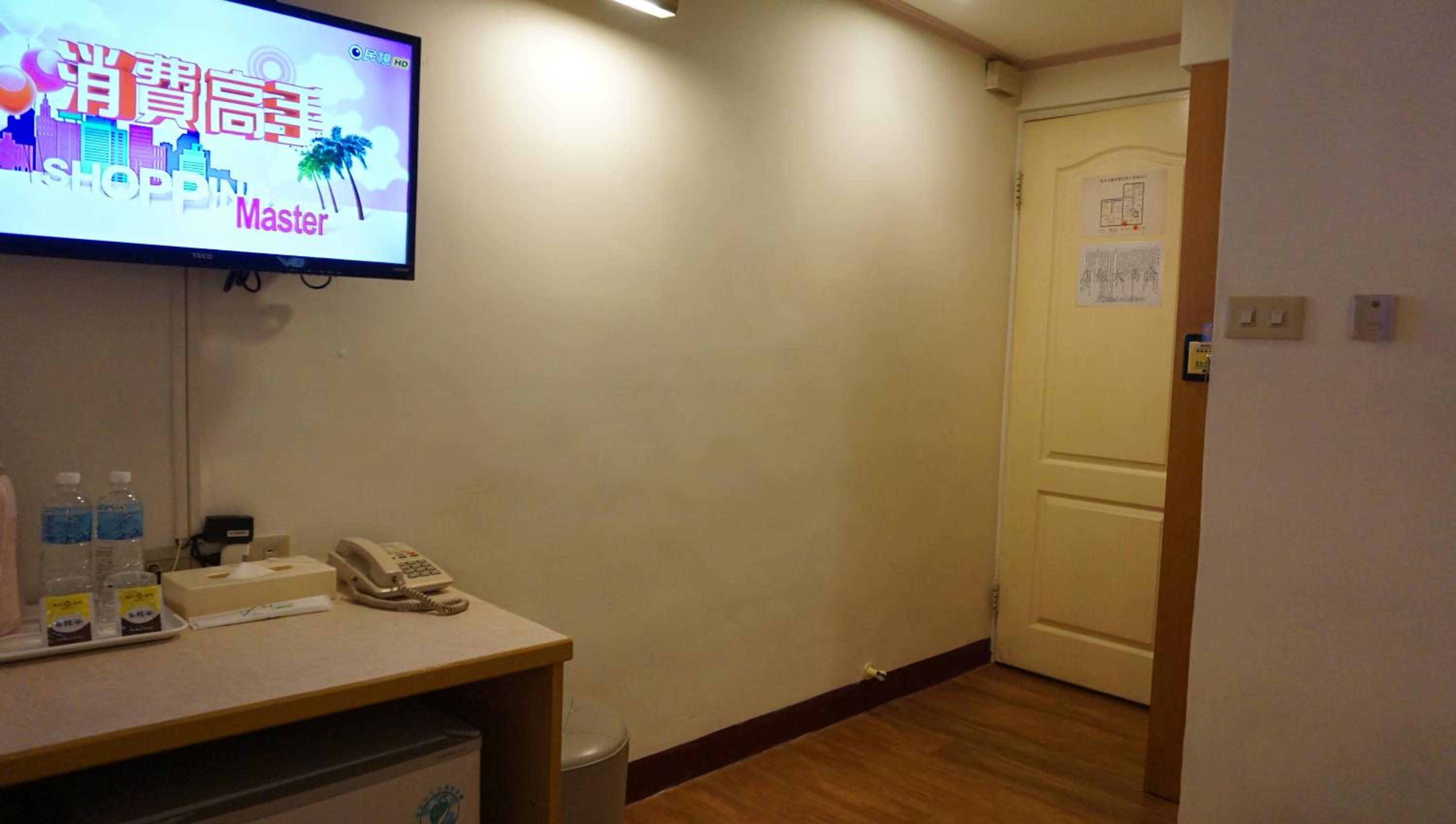 Budget Single Room with no window photo 2