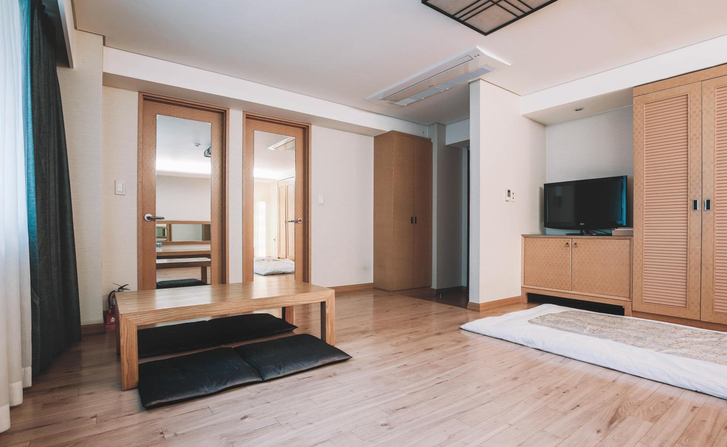 Korean-Style Family Room - Photo 8