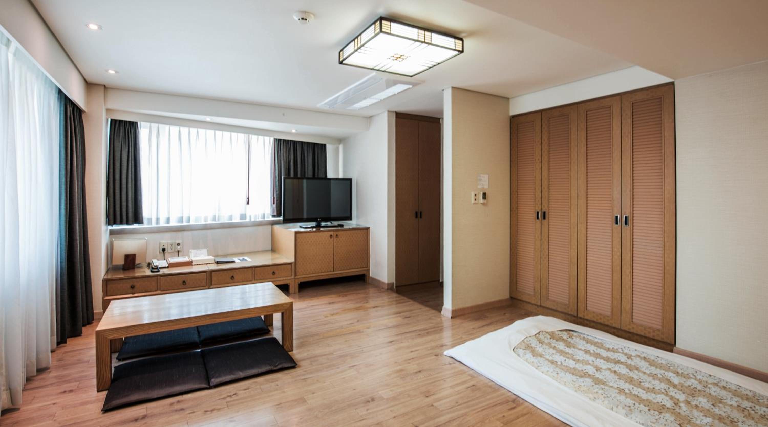 Korean-Style Family Room - Photo 6