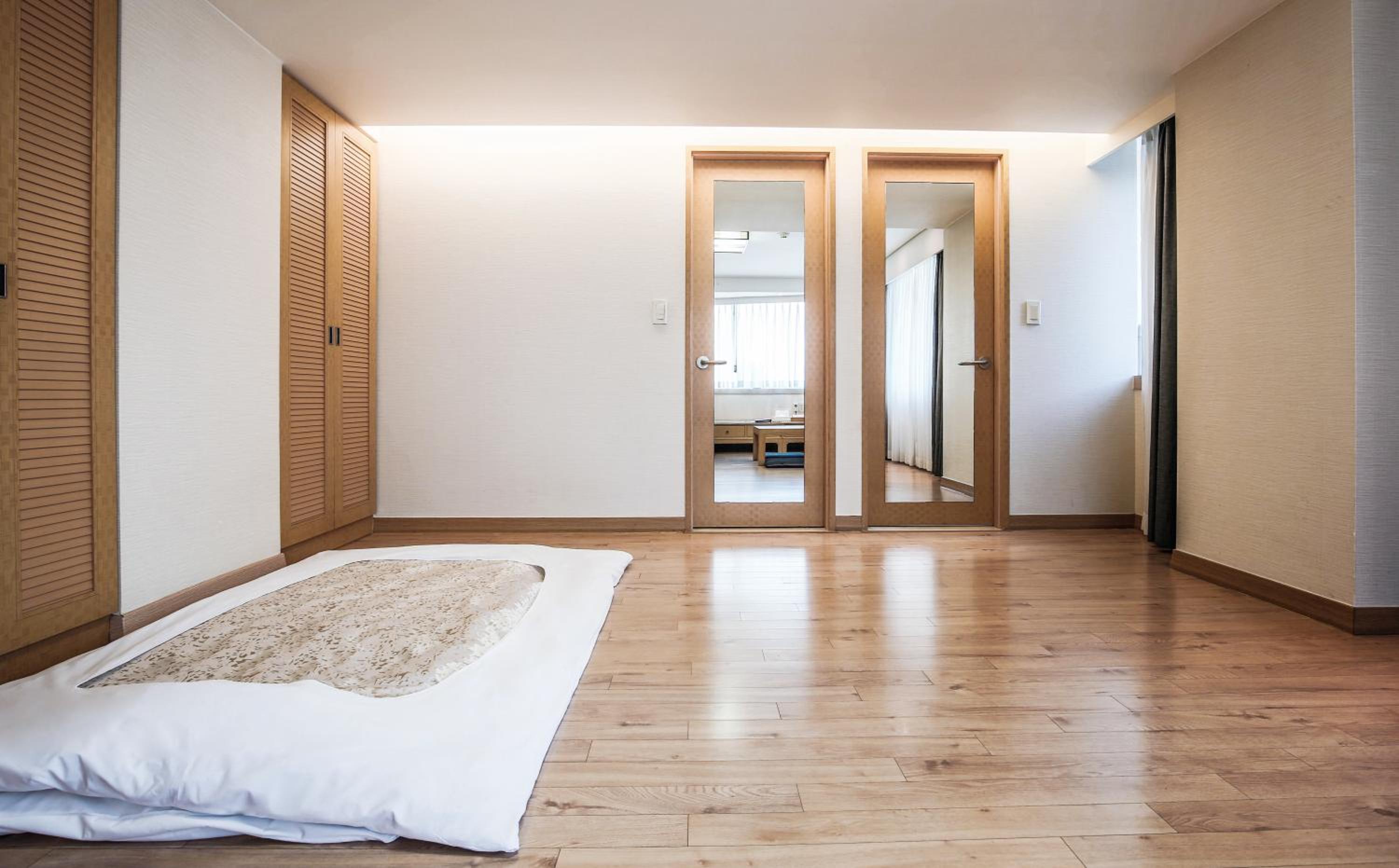 Korean-Style Family Room - Photo 9