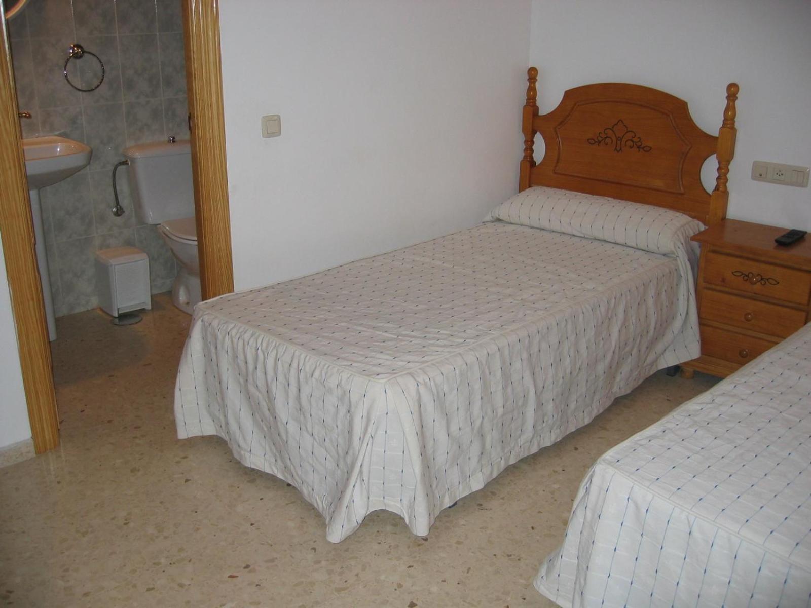 Twin Room - Photo 3