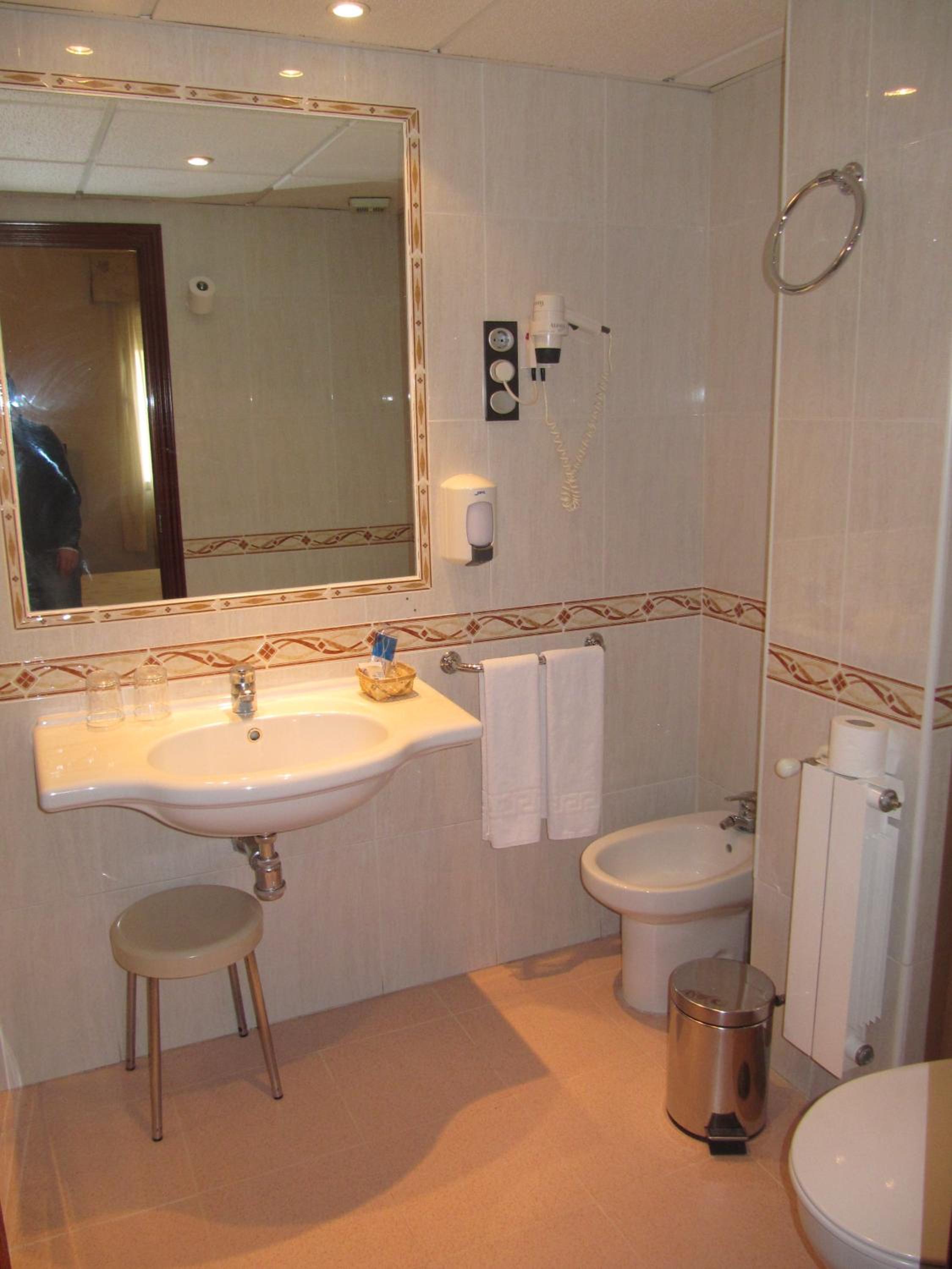Double Room with Extra Bed - Photo 9