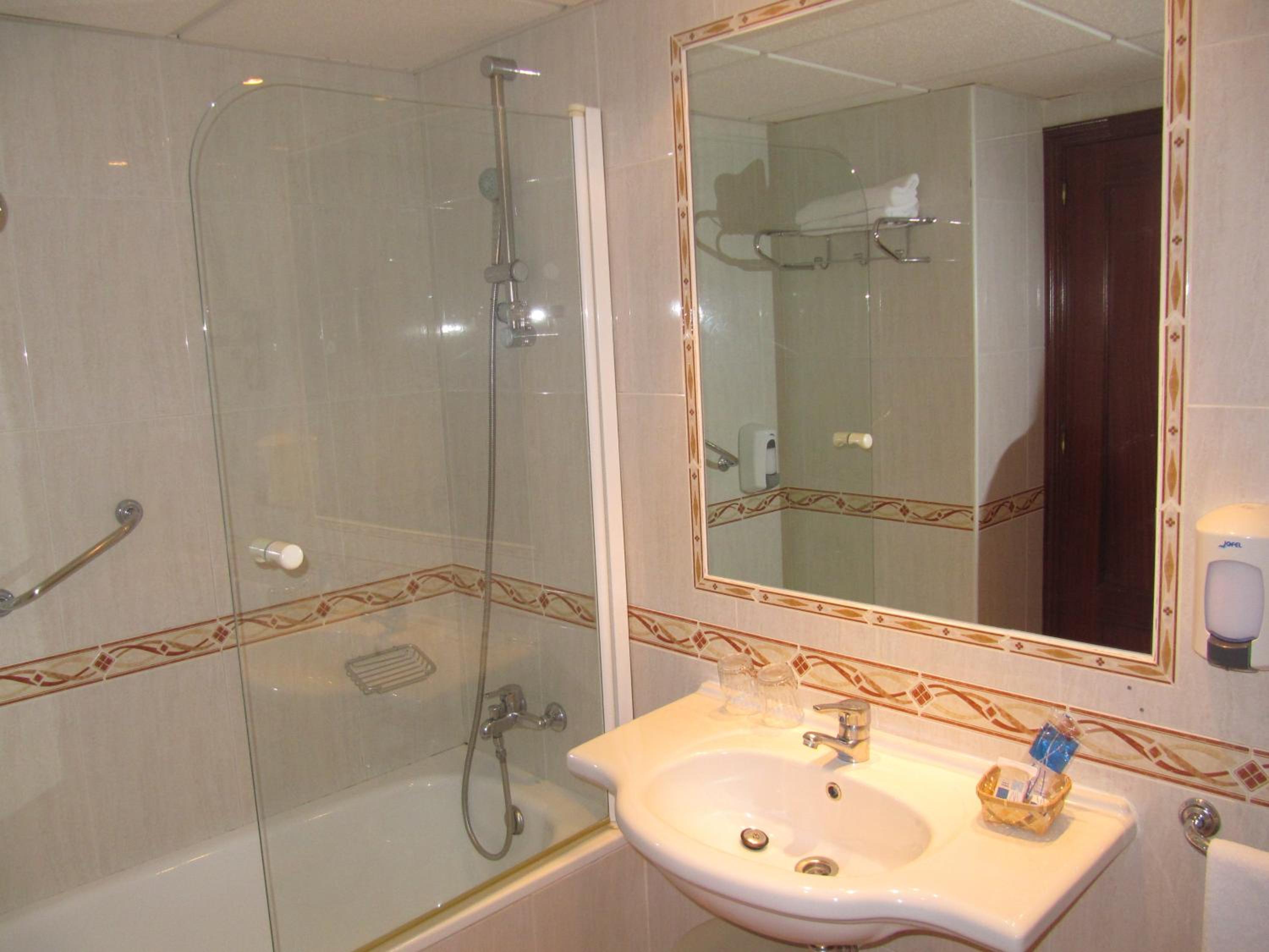 Double or Twin Room - Photo 2