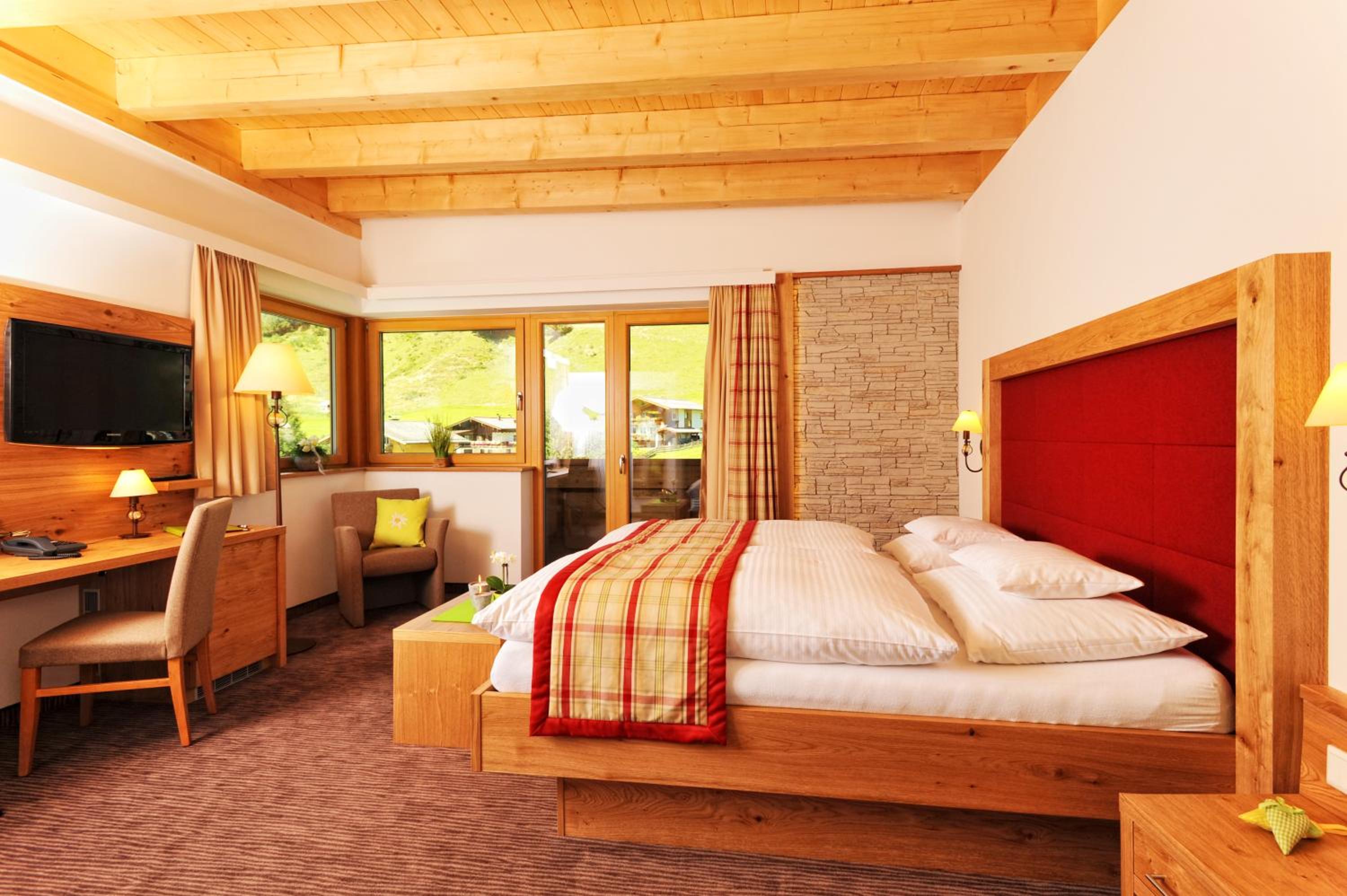 Deluxe Double Room with Balcony and Mountain View