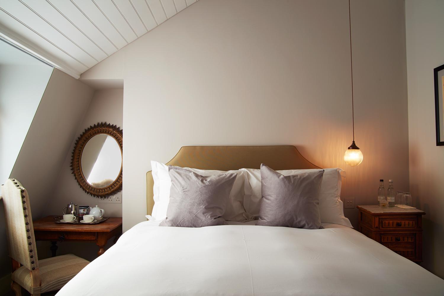 Queen Room photo 2
