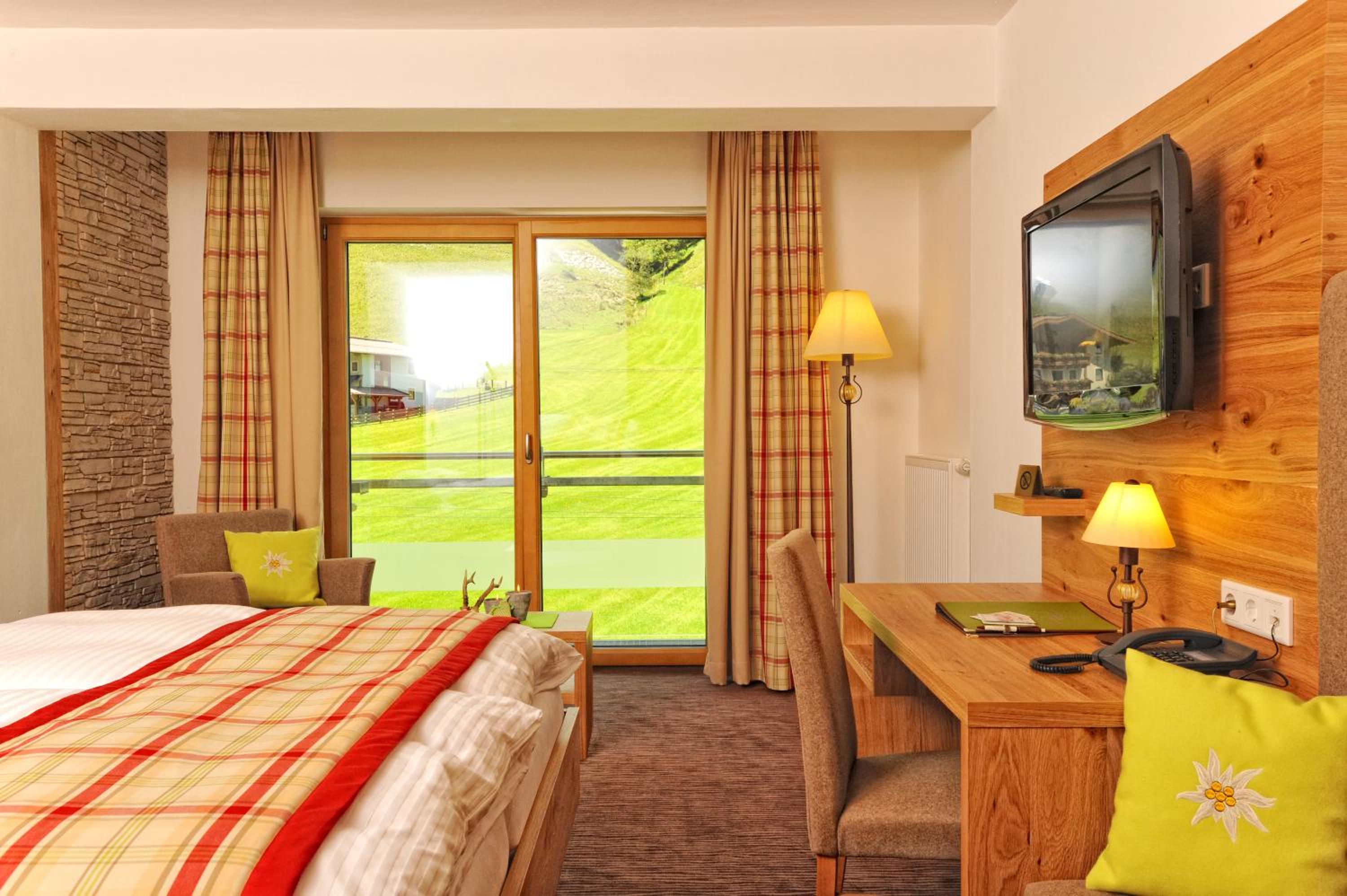 Premium Double Room with Balcony and Mountain View photo 3