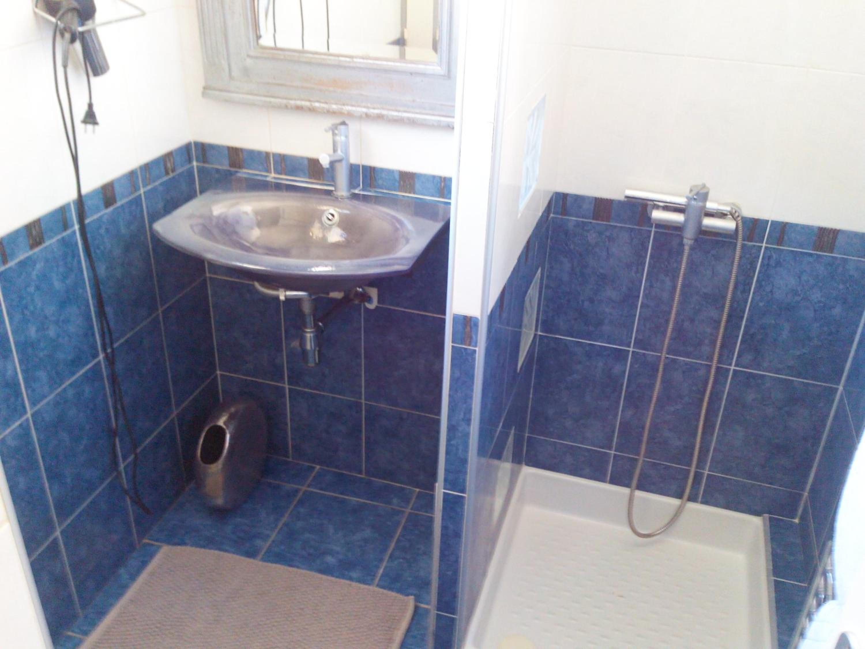 Double Room with Private External Bathroom - Photo 22