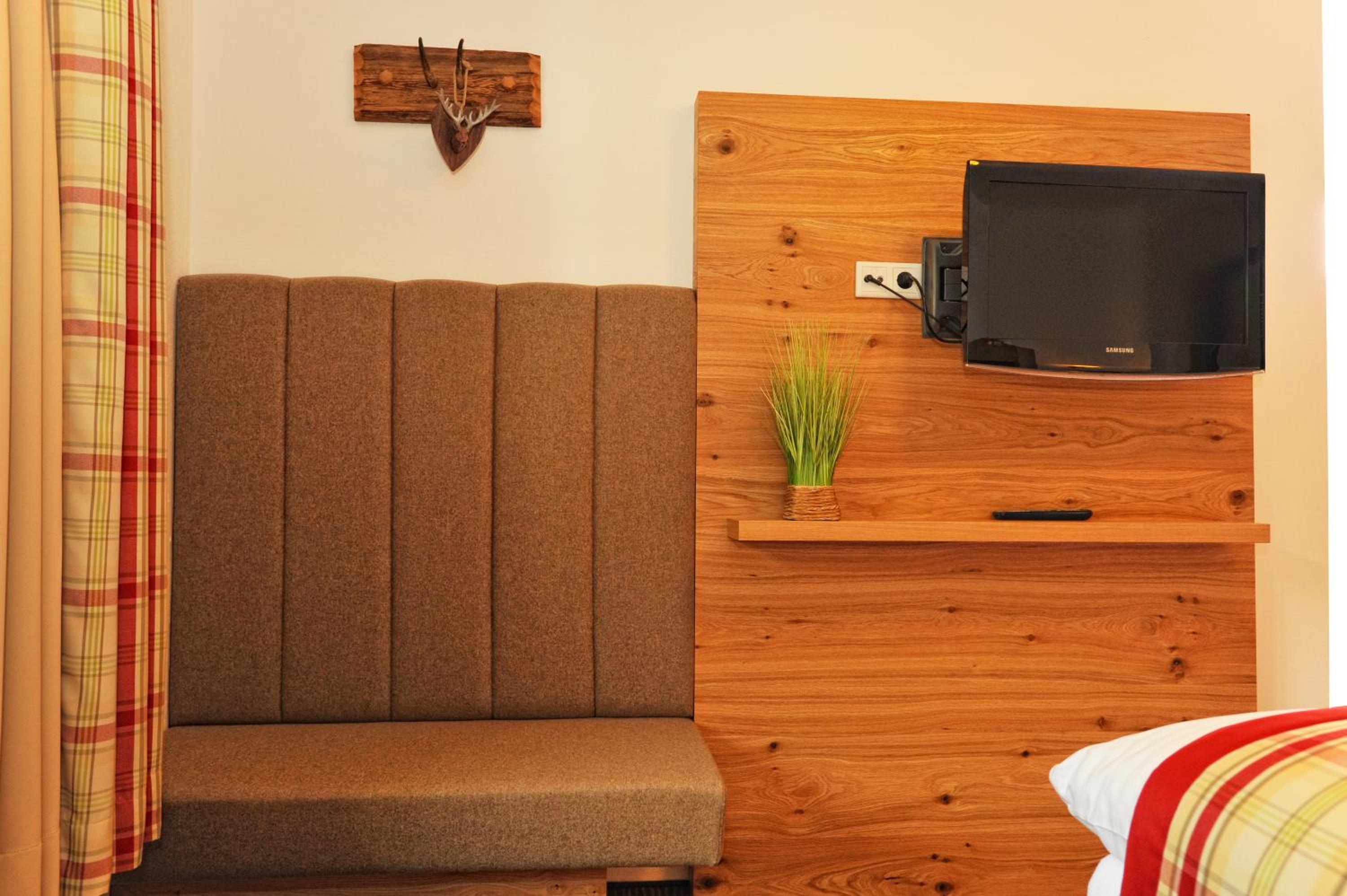 Edelweiss Suite with Balcony and Mountain View photo 2