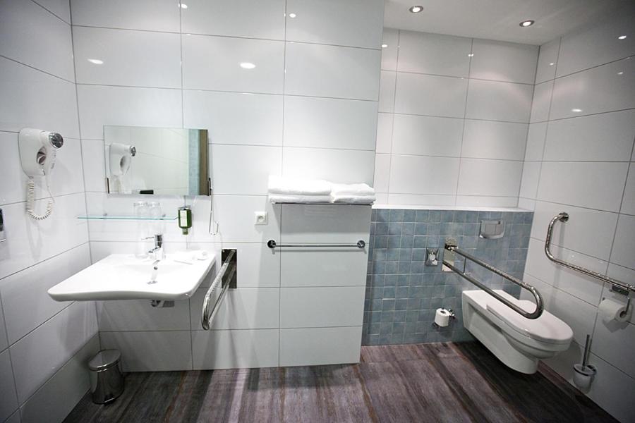 Standard Twin Room - Disability Access - Photo 4