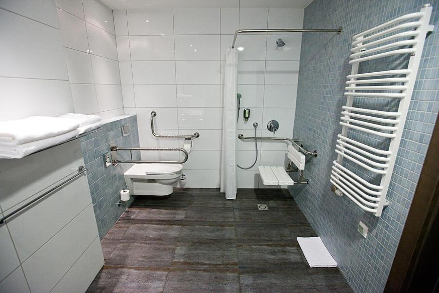 Standard Twin Room - Disability Access - Photo 5