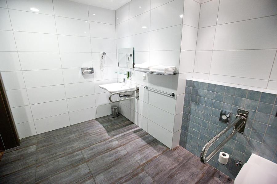 Standard Twin Room - Disability Access - Photo 6