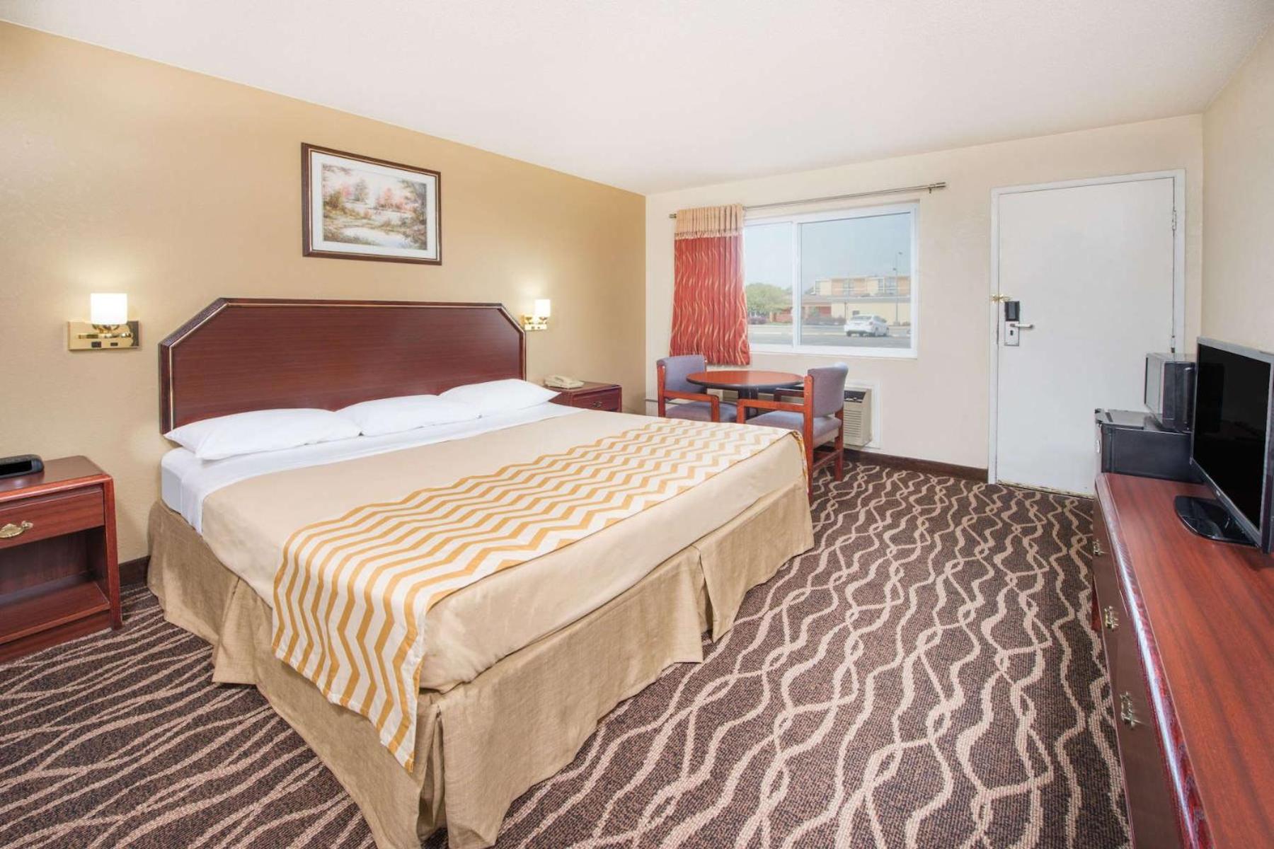 King Room - Non-Smoking photo 2