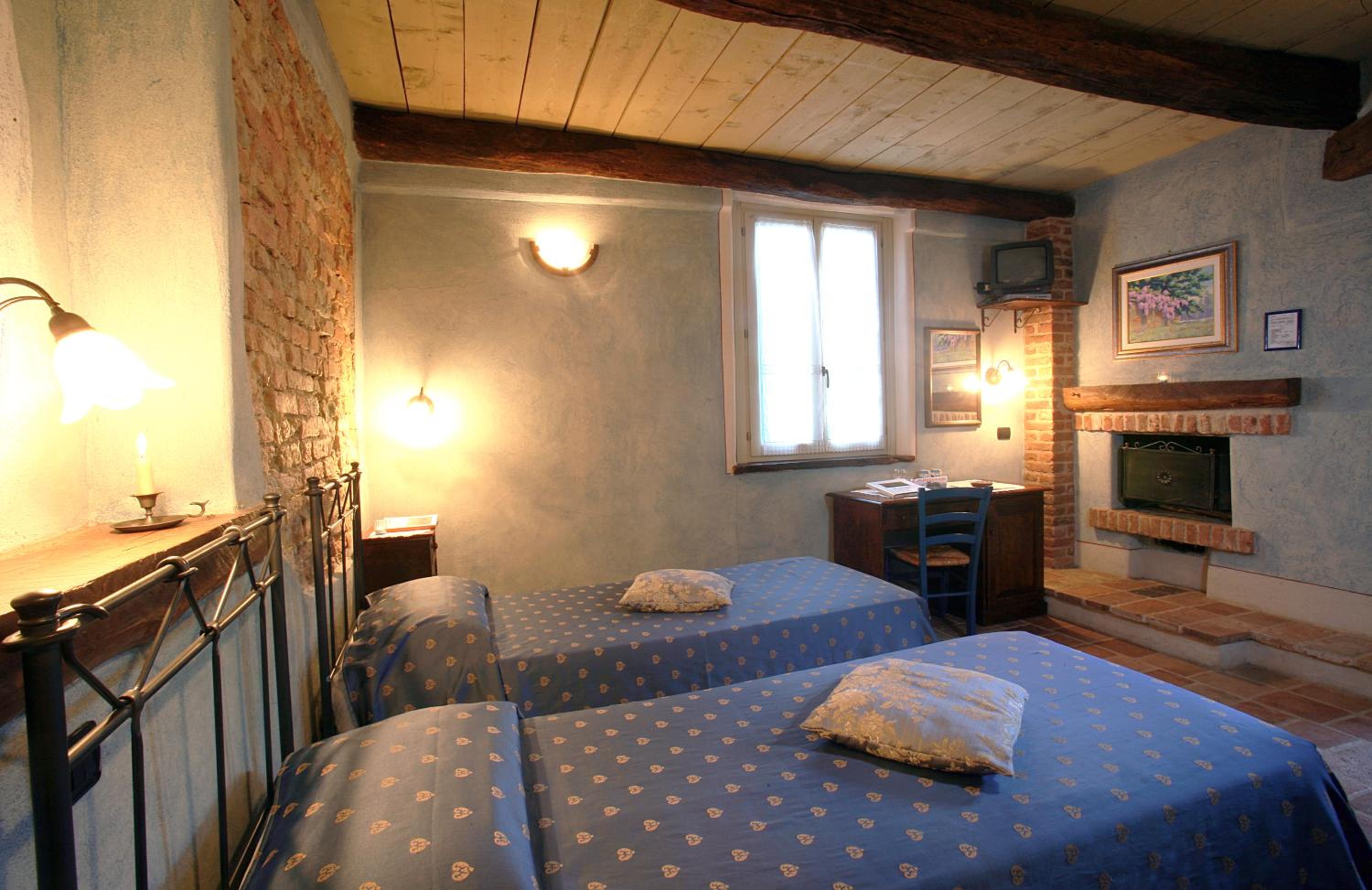Double or Twin Room with Private Bathroom - Photo 2