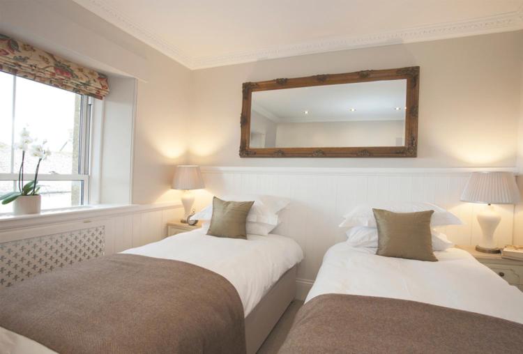 Twin Room with Private External Bathroom - Photo 1