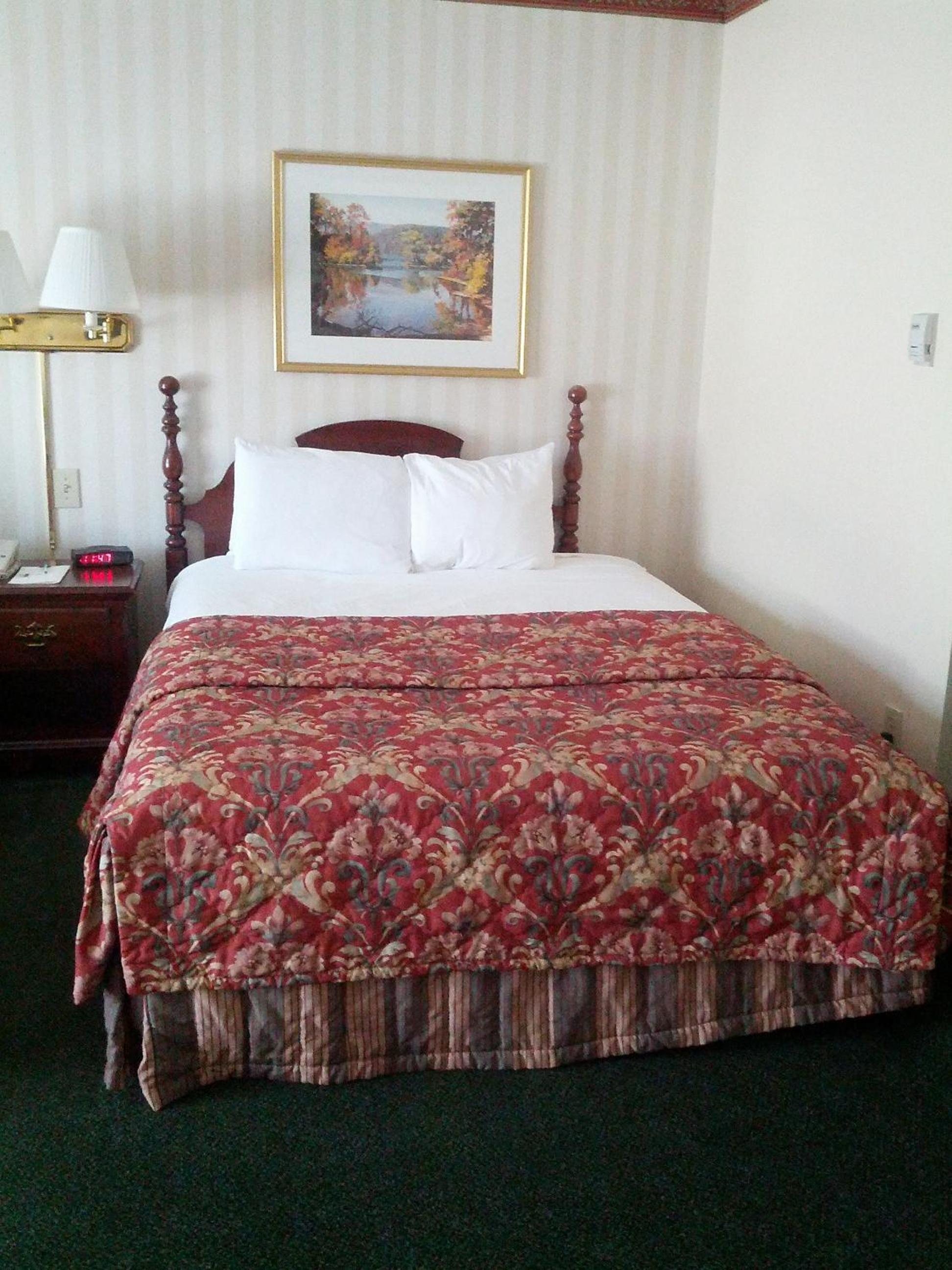 Queen Room with Two Queen Beds photo 2